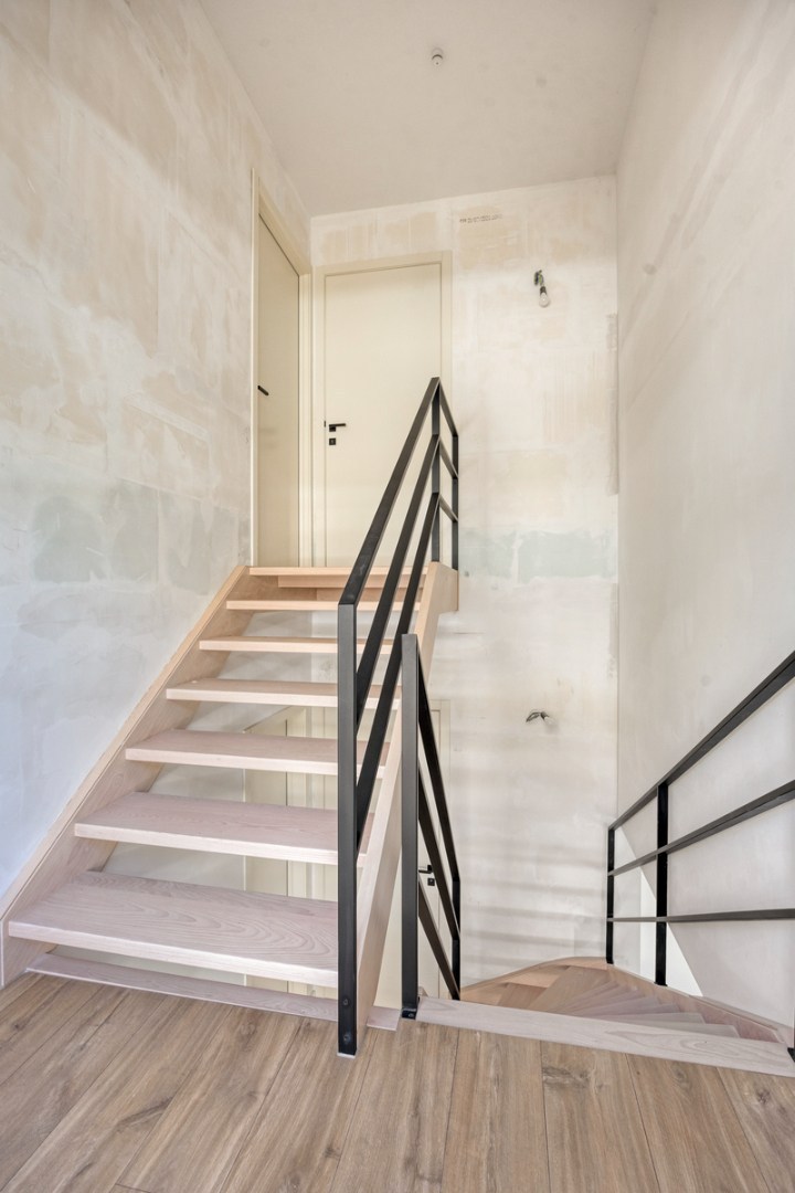 Instapklare woning met zeer goede afwerking, 3 slaapkamers, 3 badkamers, tuin, terras en autostaanplaats in het centrum van Tienen – EPC 27 kWh/m² - bewoonbare opp. 172 m² 