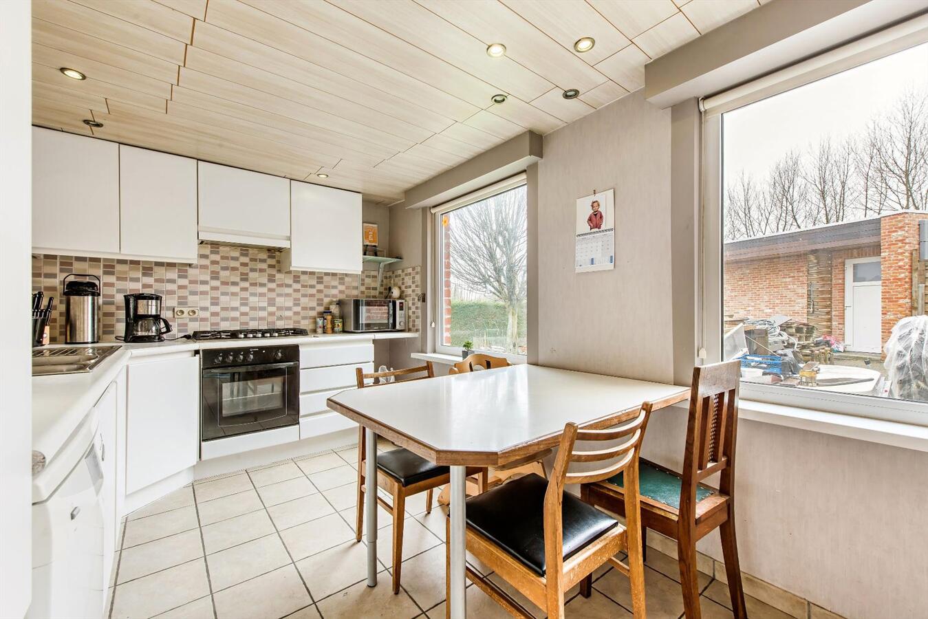 Ruime halfopen  woning met zuidgerichte tuin en garage 