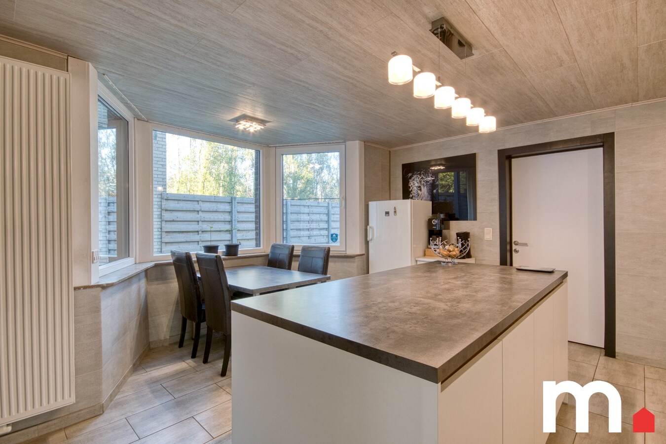 Instapklare woning te Kuurne op 405 m² met 4 Slaapkamers en inpandige dubbele garage! 