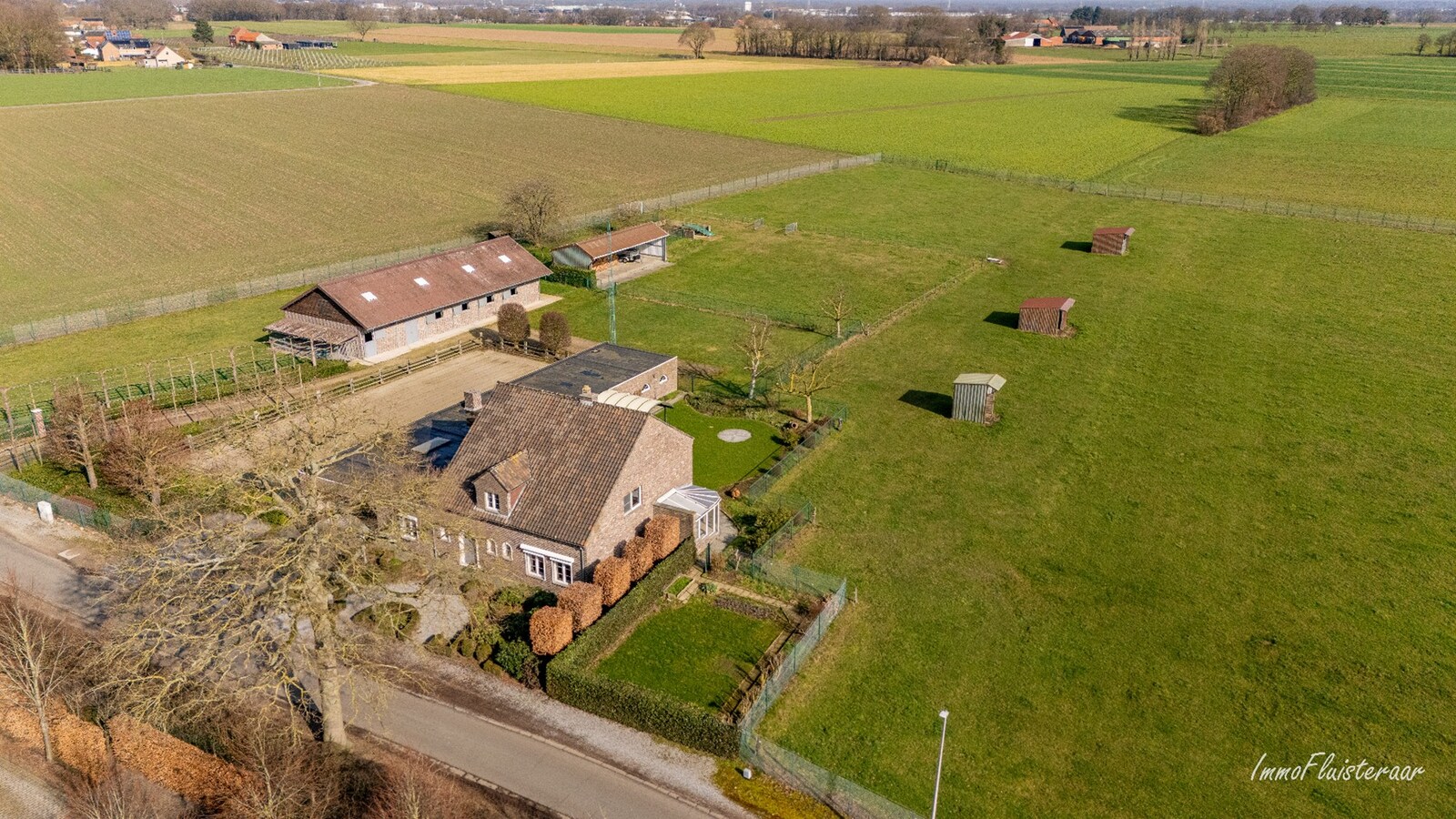 Woning met paardenstallen en buitenpiste op ca. 6,5ha te Bree 