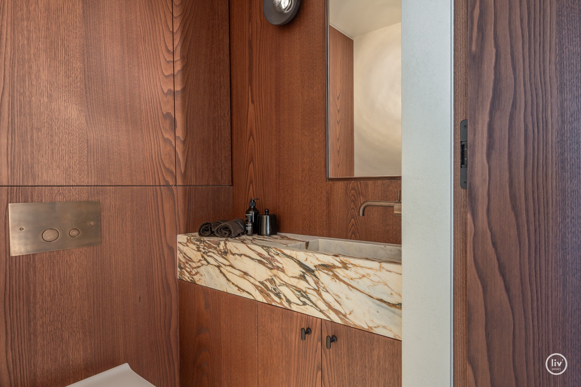 Volledig en subliem gerenoveerd zuid-west georiënteerd hoekappartement in een prestigieuze villaresidentie in het hart van het Zoute. 