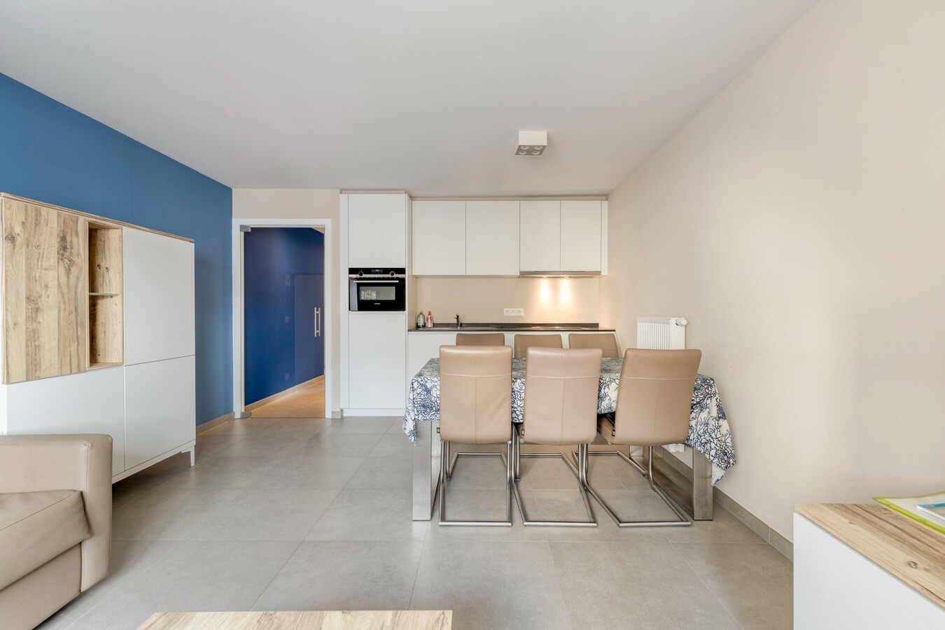 Appartement à la déco moderne situé au 5e étage, rue Ankerweg, à La Panne : un point de départ idéal pour profiter pleinement de la vie au bord de la mer. 
