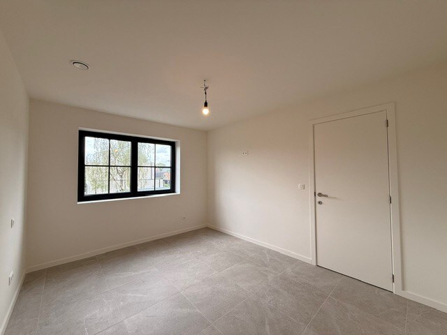 Halfopen nieuwbouwwoning met 4 slaapkamers gelegen te Opitter. 