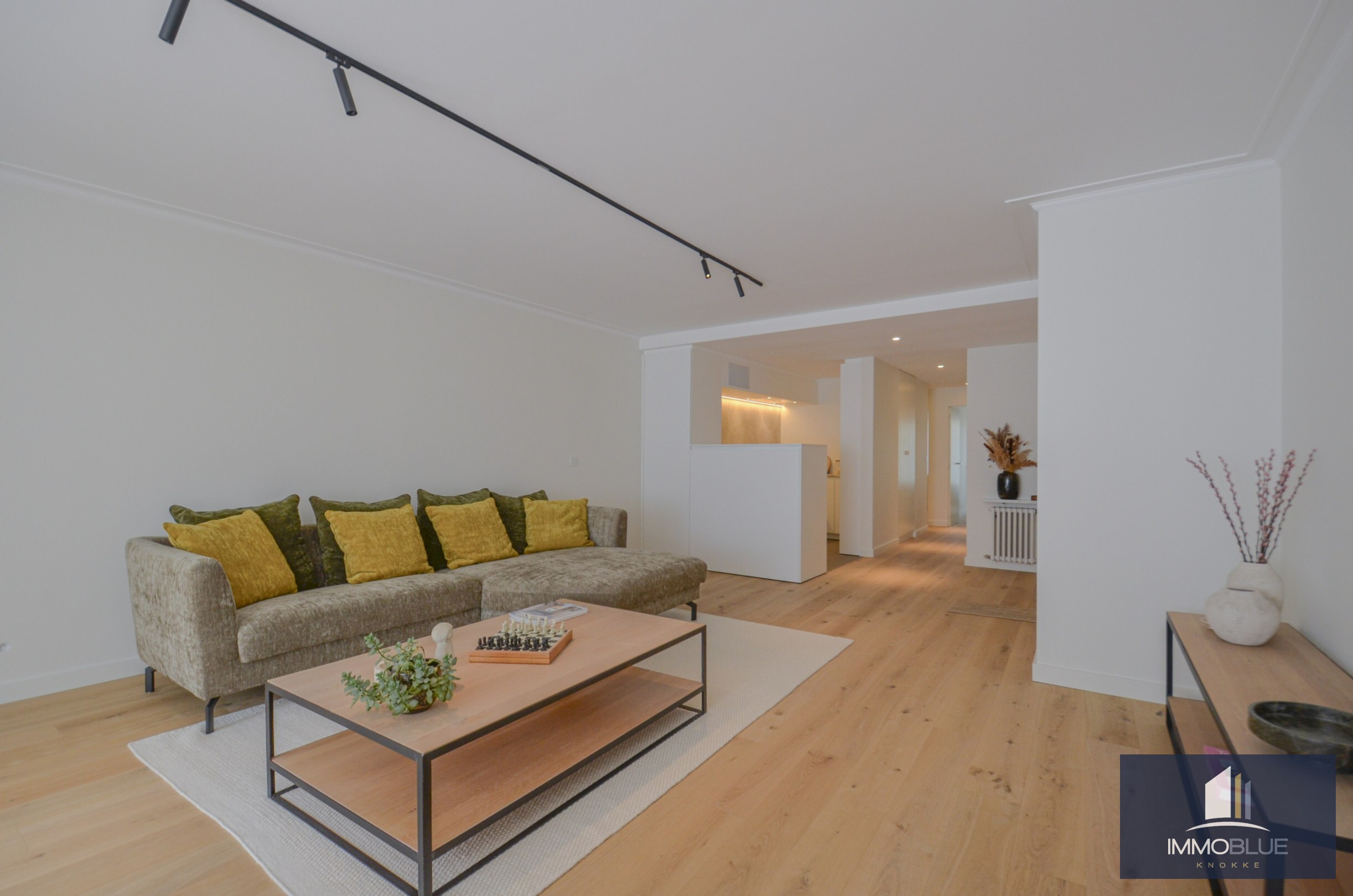 Stijlvol en volledig gerenoveerd appartement op wandelafstand van zee en het commerciële centrum. 