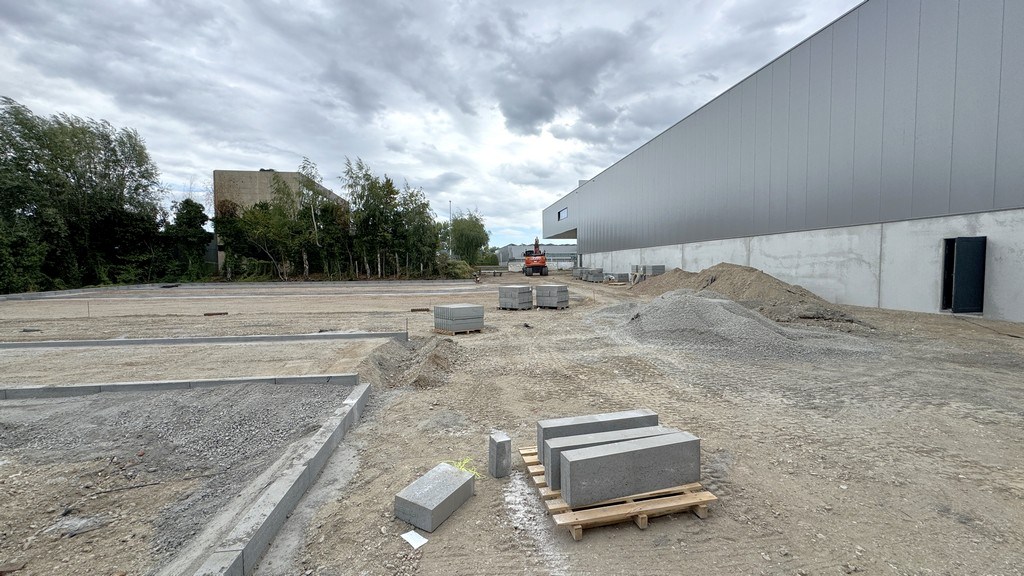 Nieuwbouw showroom met magazijn te huur aan A12 in Aartselaar