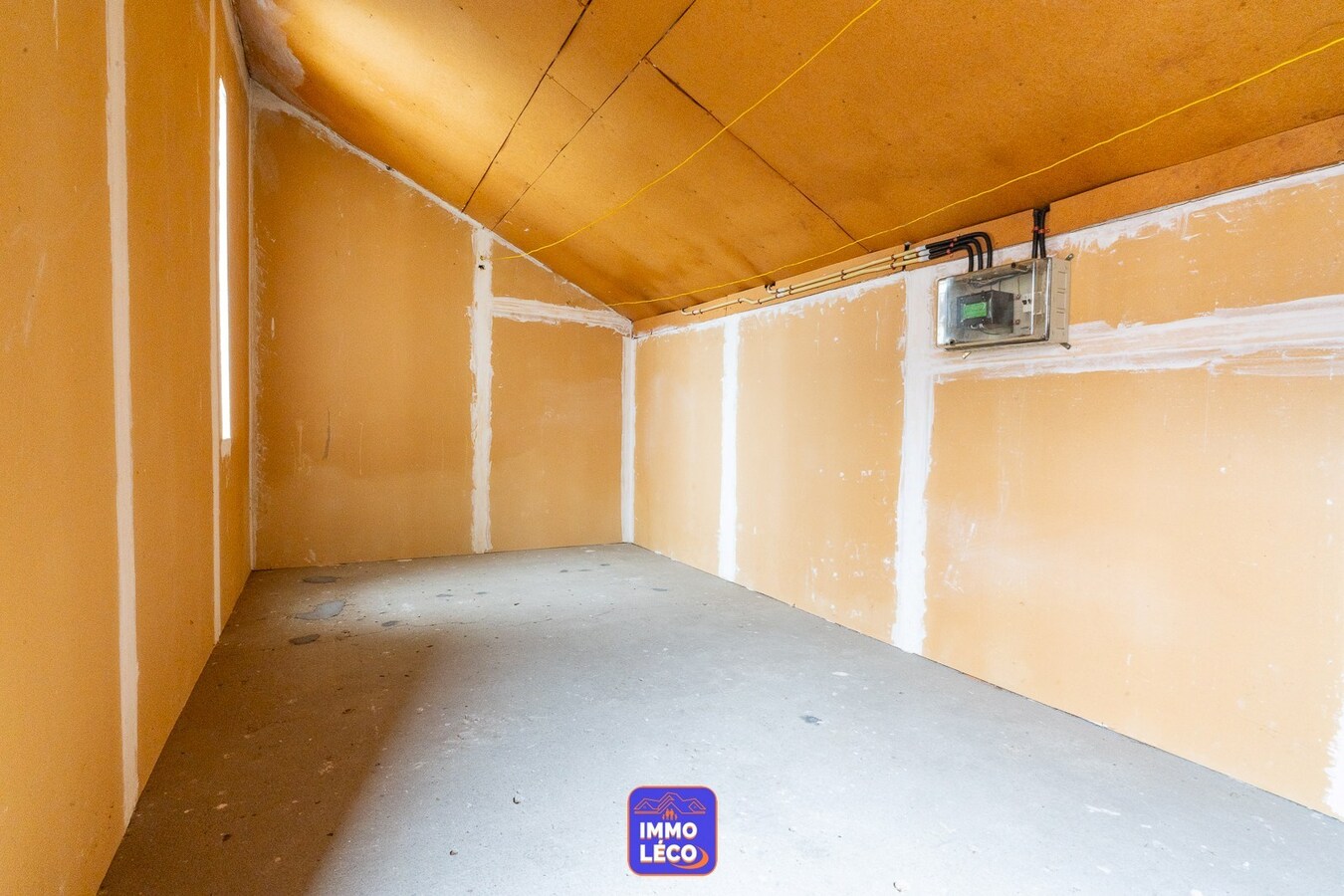 Villa d'architecte érigée sur 712m² avec jardin, double garage, parking privatif, dans un clos prisé ! 