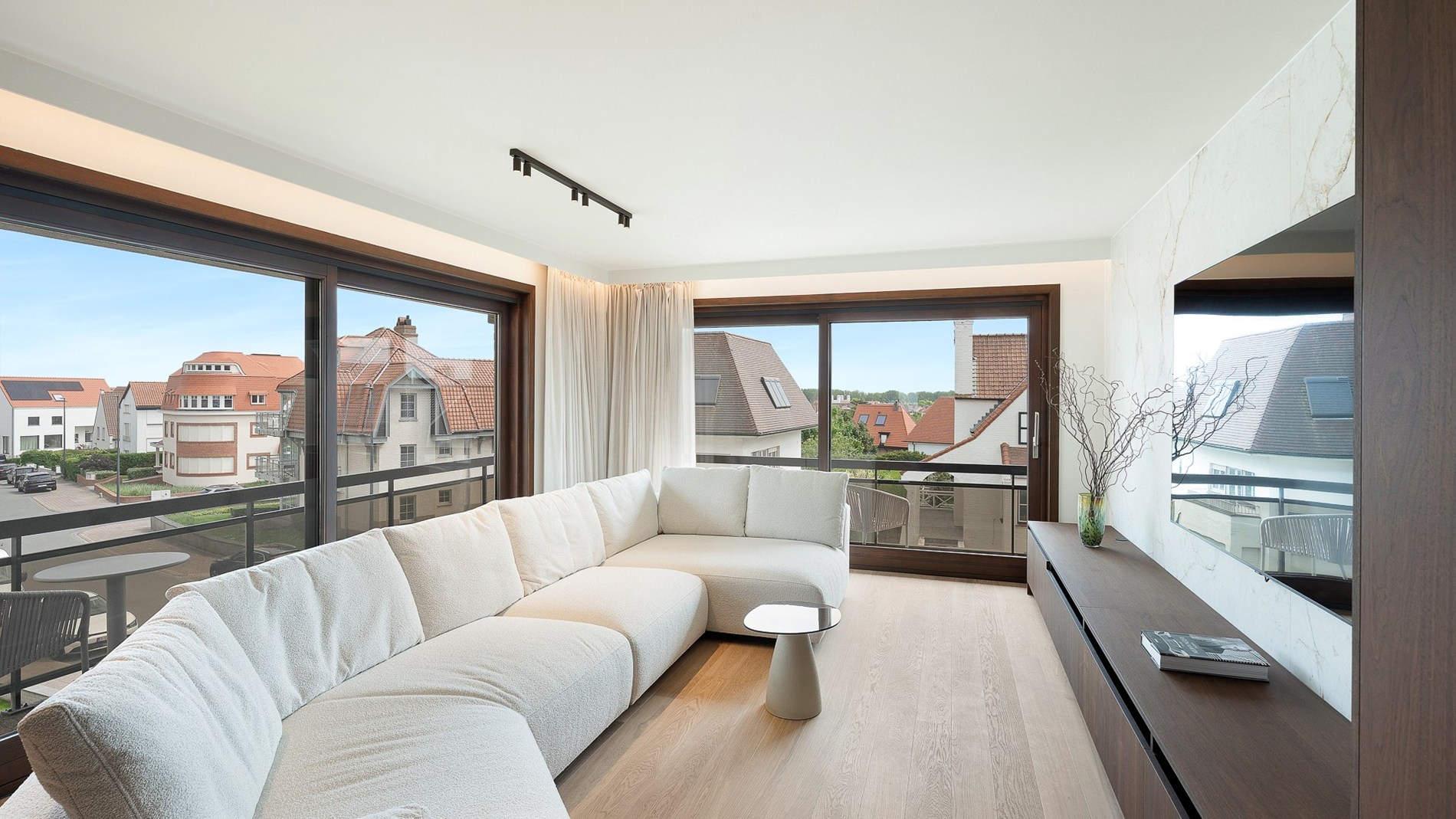 Op een uiterst gegeerde ligging, vlak bij het Albertstrand, bevindt zich dit stijlvol gerenoveerde duplex-appartement in een charmante villaresidentie. De uitzonderlijke hoekligging en zuidgerichte or 