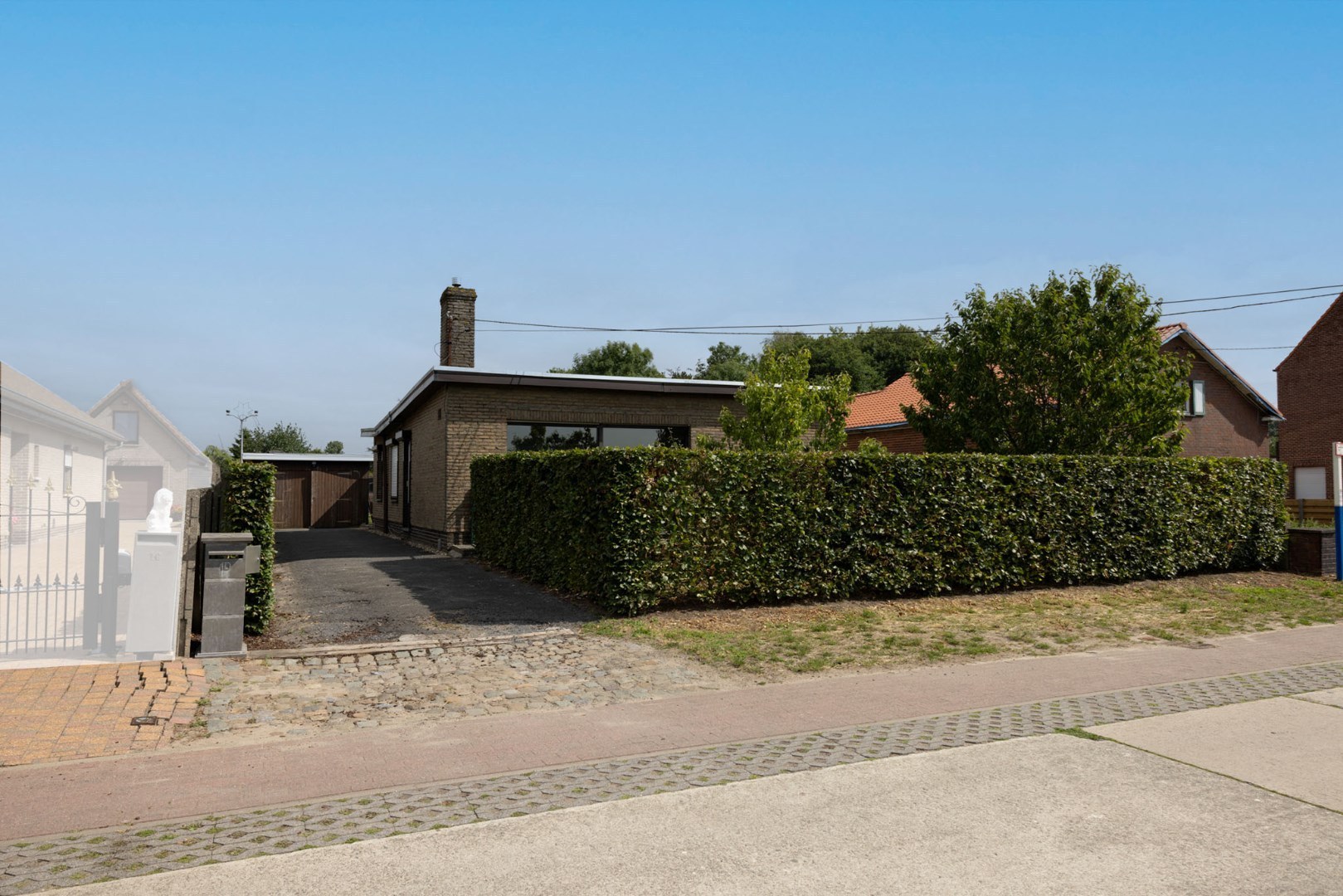 Bungalow met 2 slpks en bijgebouwen landelijk gelegen te Adegem 
