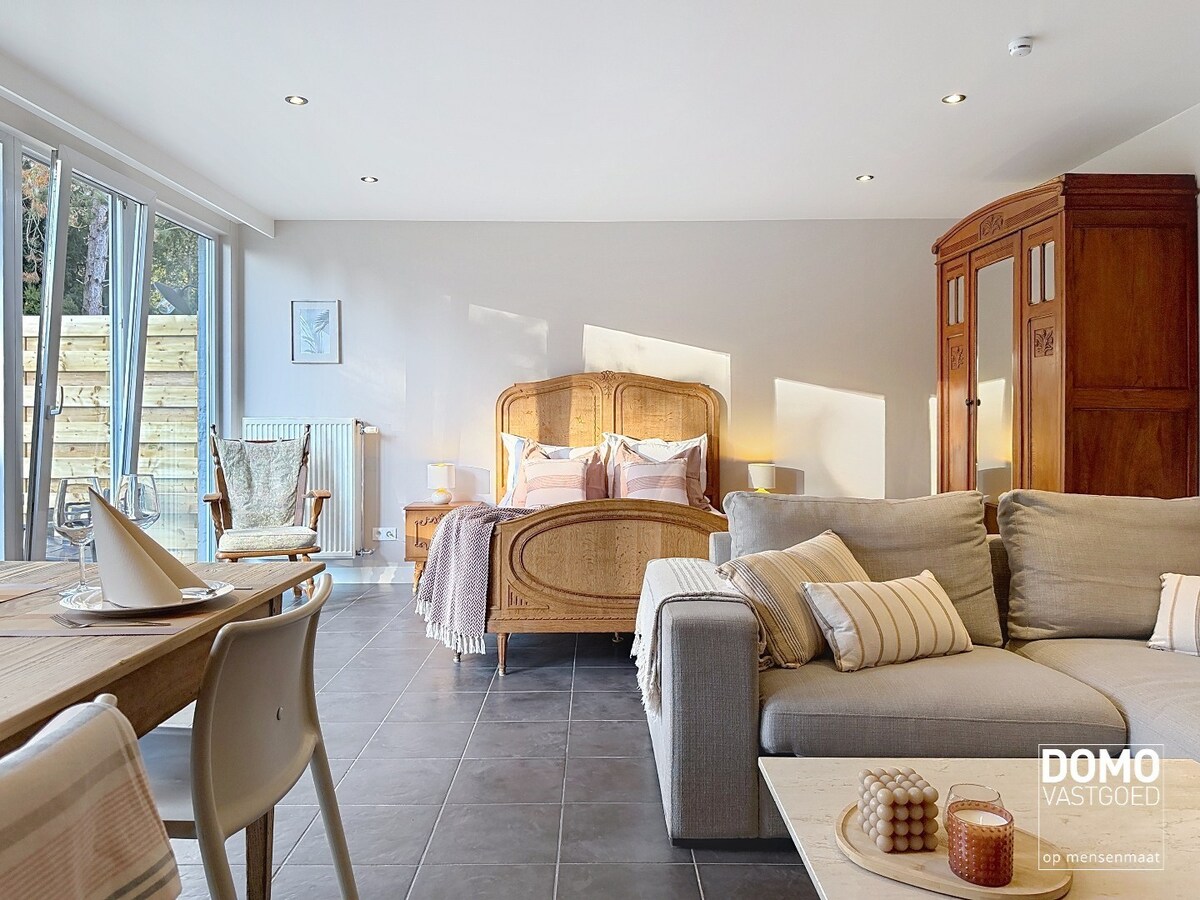 VOLLEDIG GEMEUBELDE 1 SLAAPKAMER STUDIO TE HASSELT (Stokrooie) 