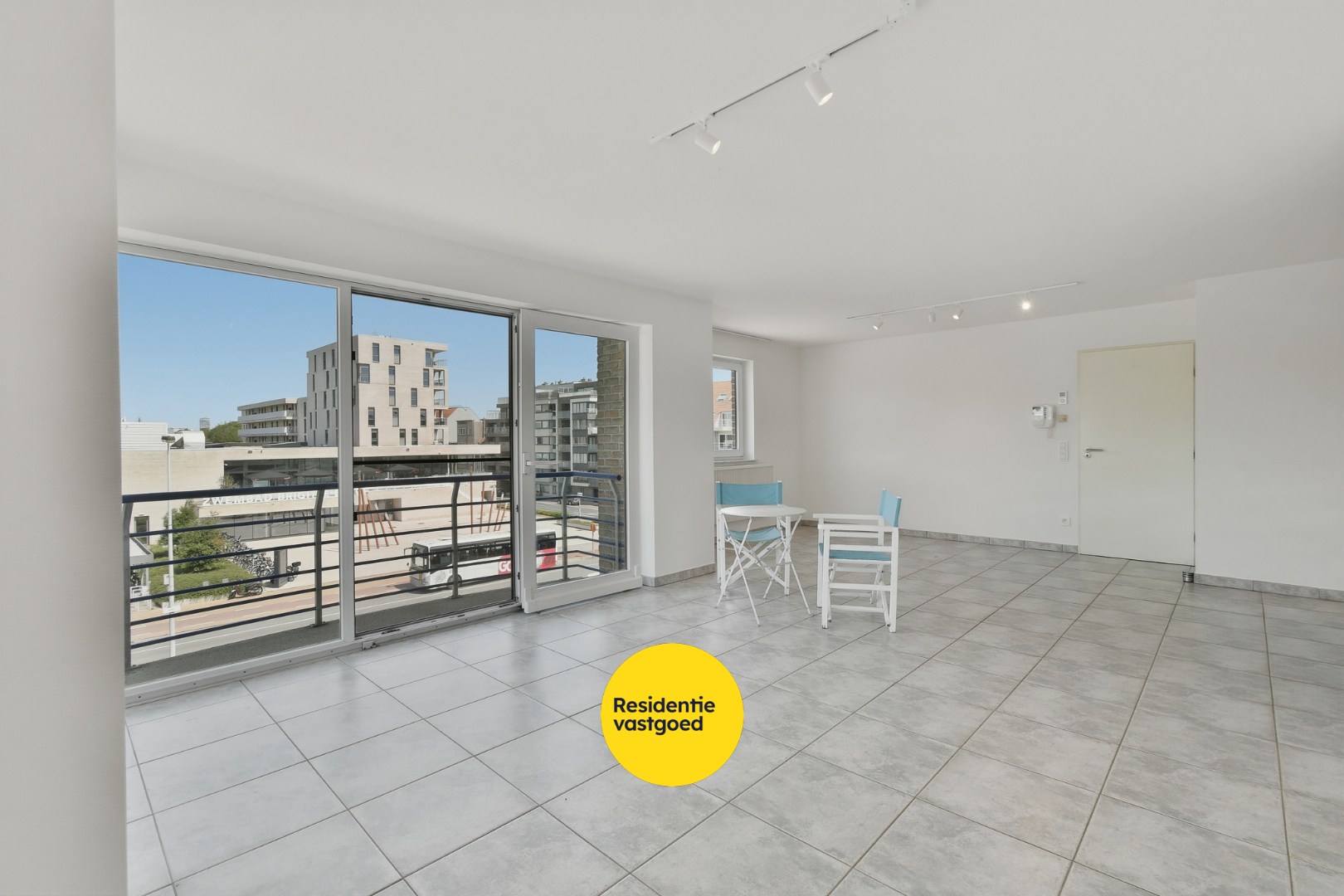 Lichtrijk twee slaapkamer appartement met terras te huur in Oostende! 