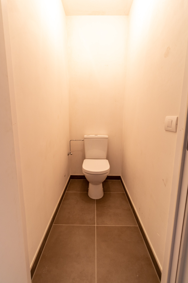 LICHTRIJKE MODERNE HALFOPEN NIEUWBOUWWONING TE OOSTDUINKERKE 