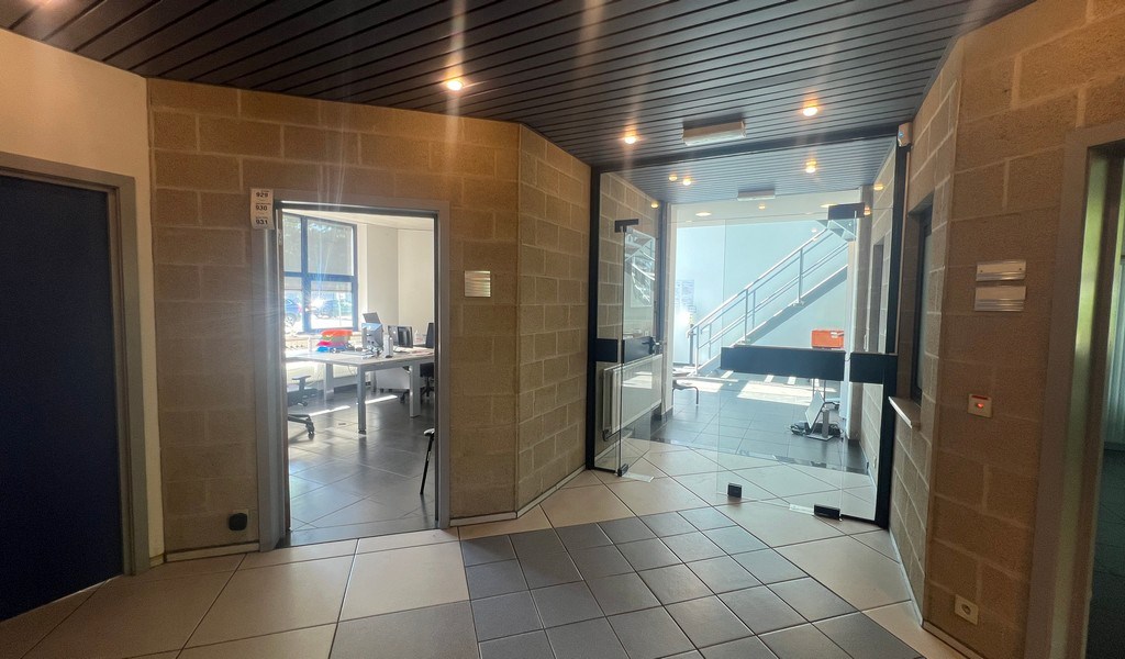 Logistiek bedrijfspand te huur in de haven van Gent