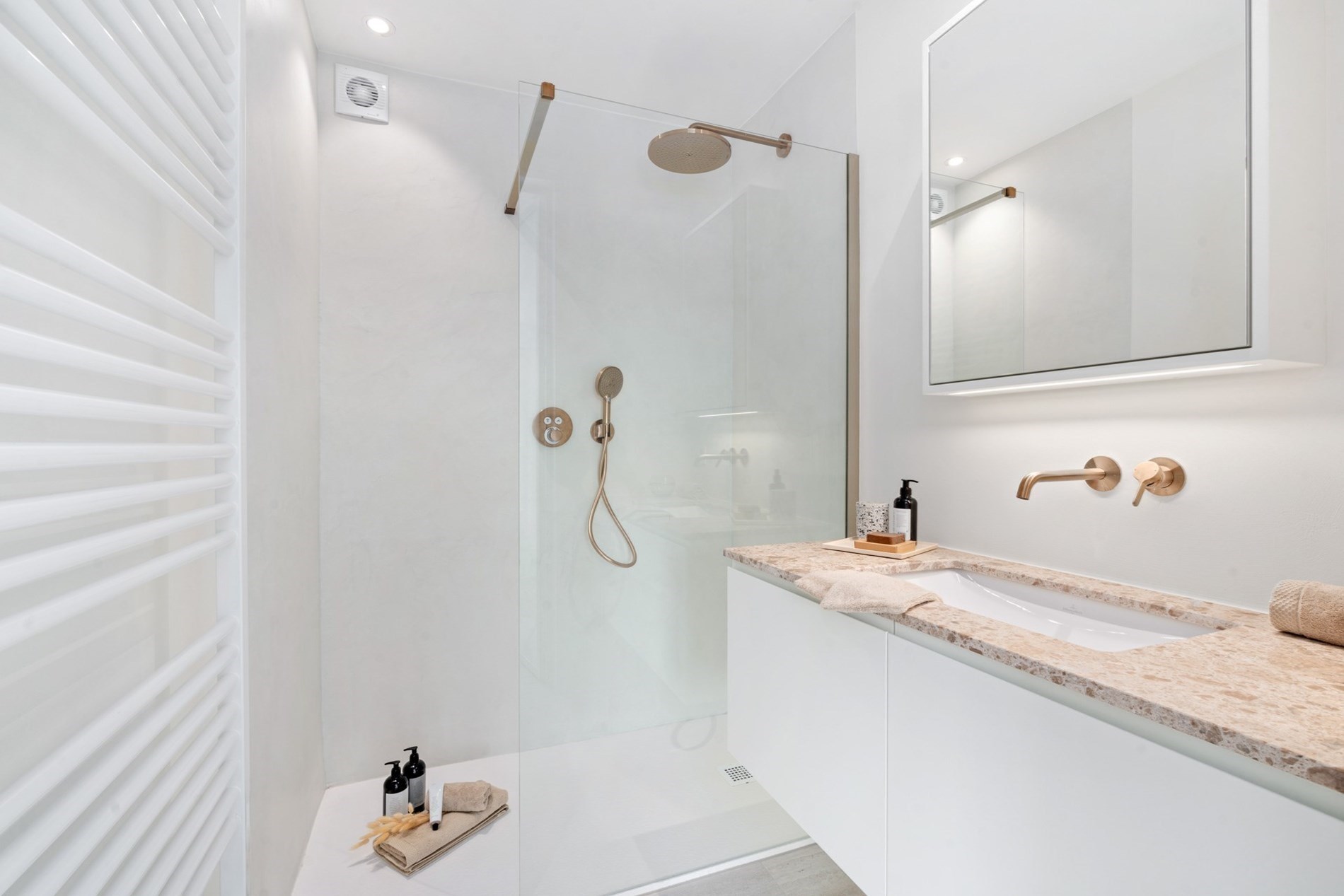 Integraal gerenoveerd appartement genietend van een panoramisch uitzicht op de zeedijk te Duinbergen! (mog tot aankoop van een garage) 