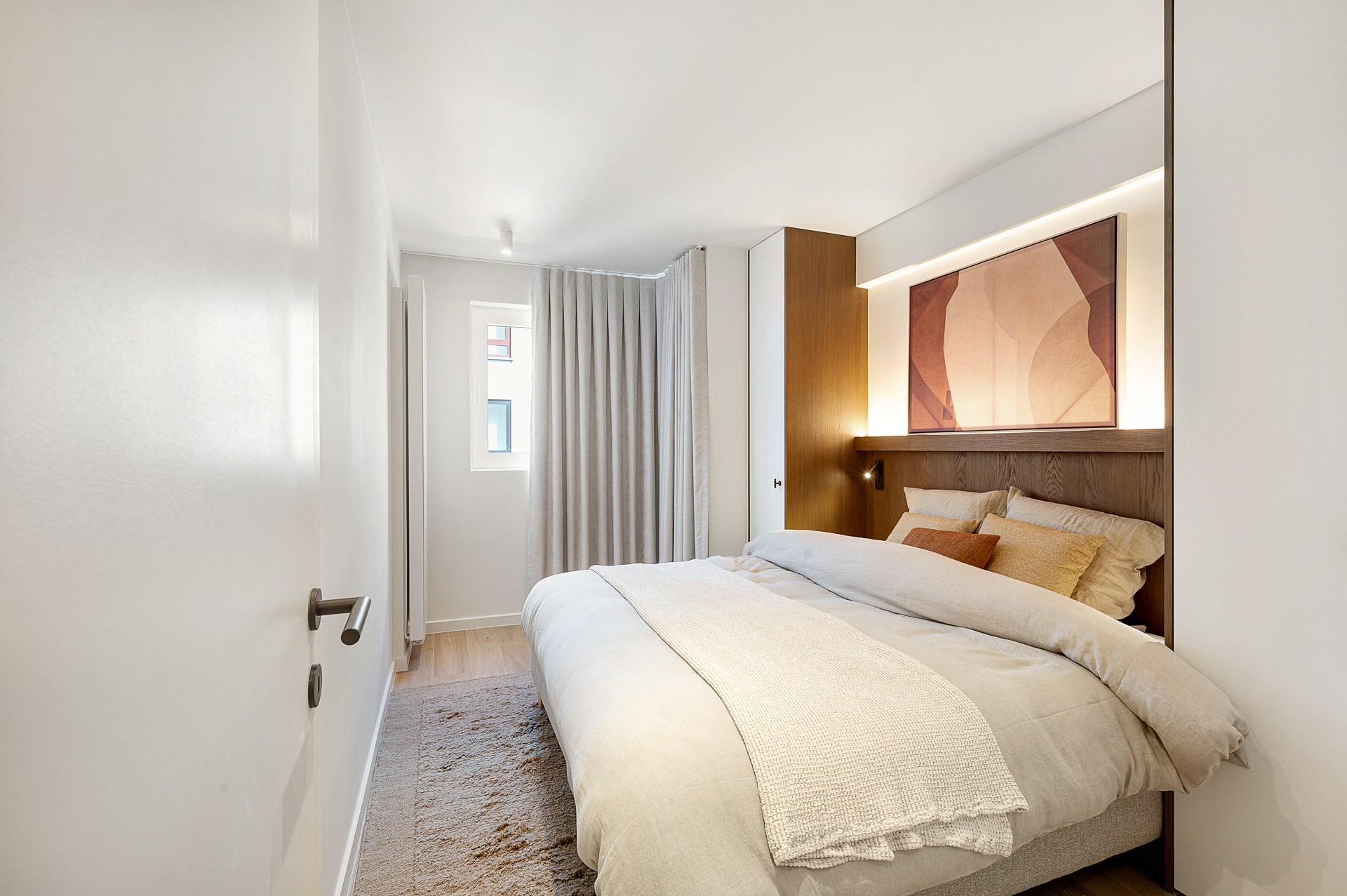 Appartement d'angle spacieux et luxueusement rénové avec des vues dégagées et une largeur de façade de plus de 16 mètres. 