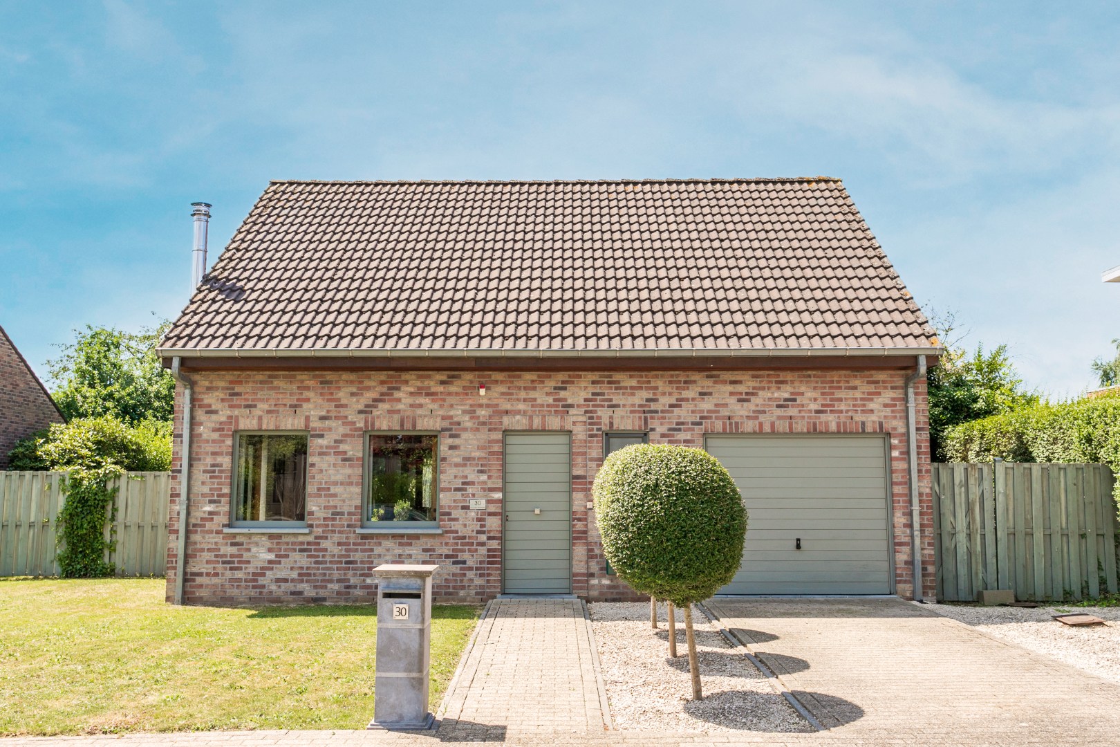 Verzorgde 4-gevelwoning met 2 slpk en garage te Halle op 6a74ca 