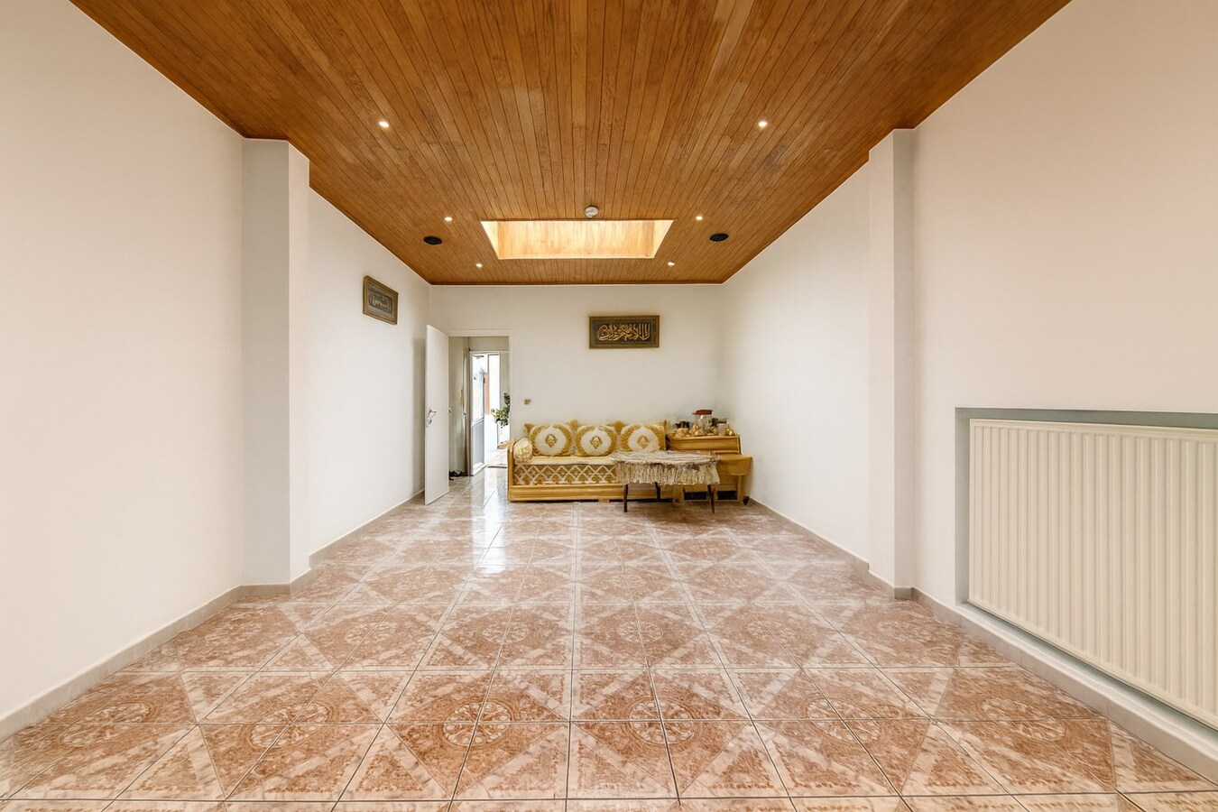 Te koop: Uitzonderlijk ruime stadswoning met 6 slaapkamers, garage en tuin in het hart van Sint-Niklaas! 