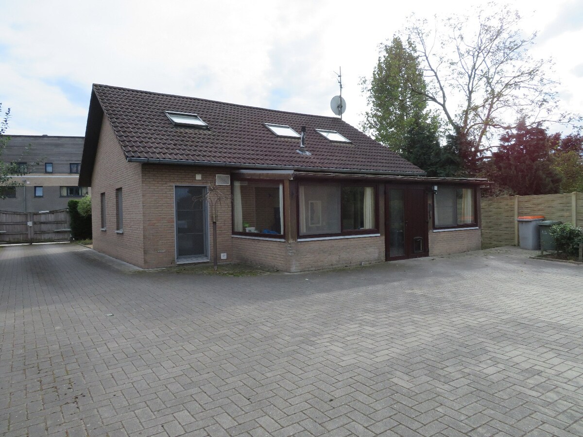 Degelijke gezinswoning met achterliggende loods/garage. 