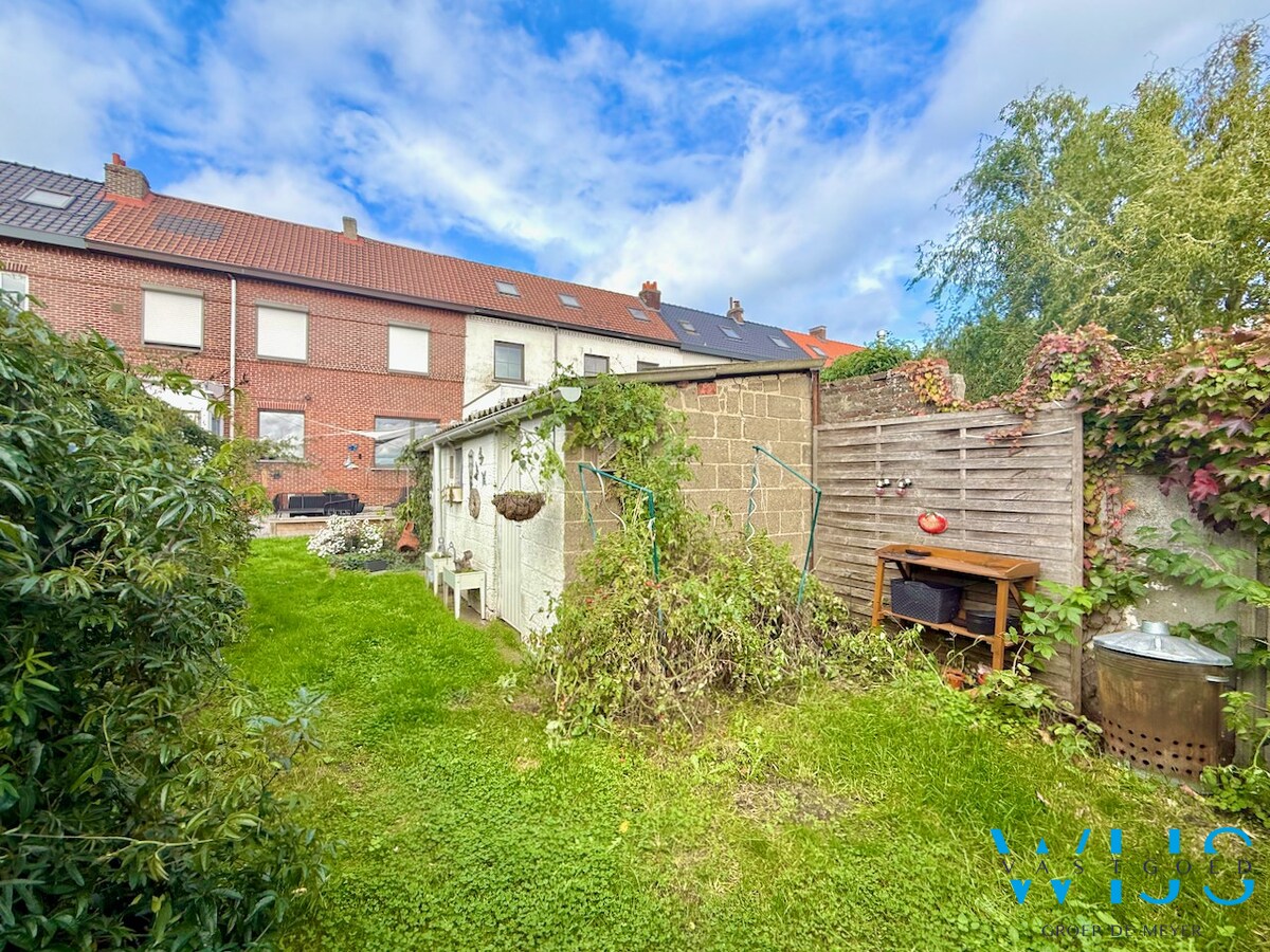 Zeer ruim en stevig woonhuis te Rieme ! 