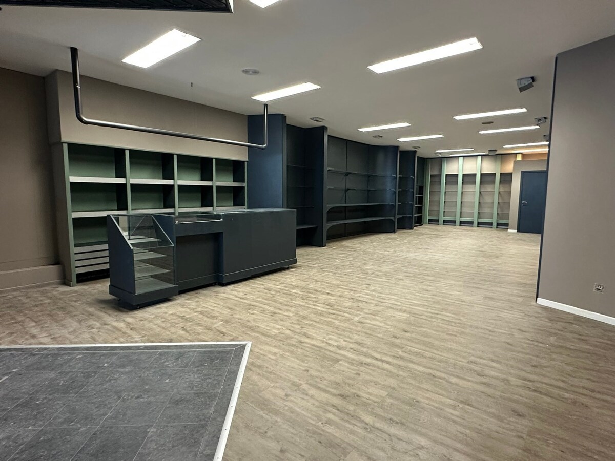 Handelspand – Bosstraat 61  / Pelserstraat. Gelijkvloers + kelders. 