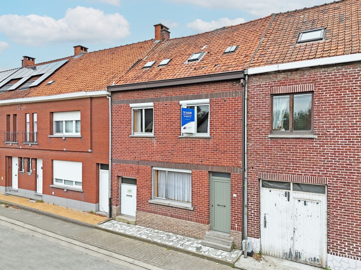 Ruime, te renoveren woning met grote tuin te Herzele 