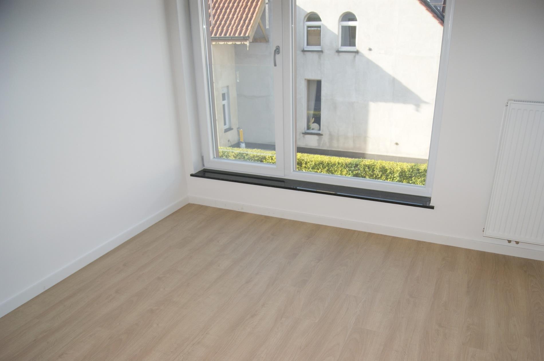 Recent app. met 2 slpks, zonnig terras en overdekte parkeerplaats te Maldegem 