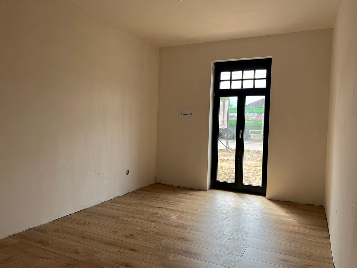 Nieuw gelijkvloers appartement met terras en tuintje 
