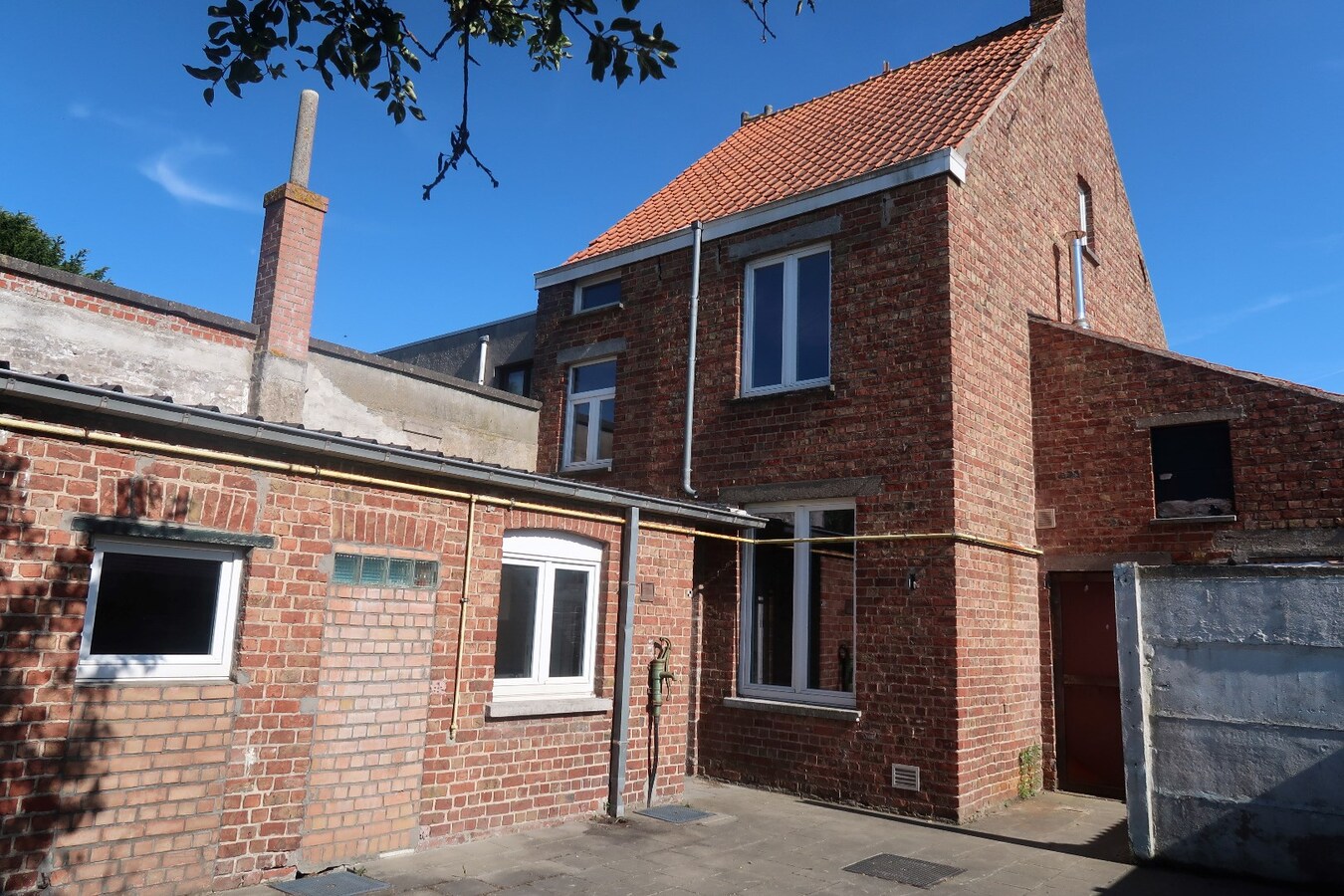 Half-open op te frissen woning met 3 slaapkamers te Gistel 