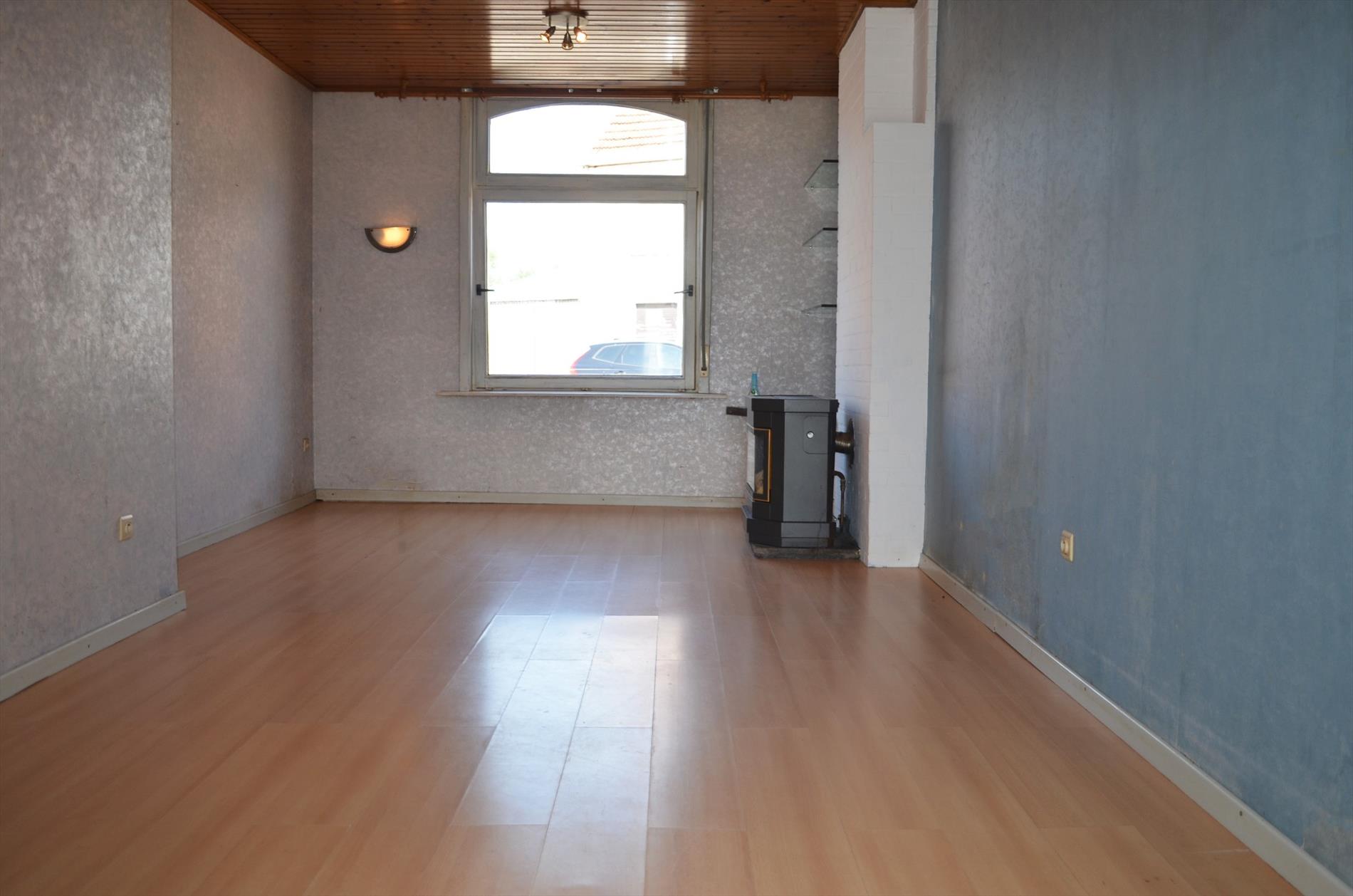 Te renoveren half open bebouwing gelegen te Bassevelde. 