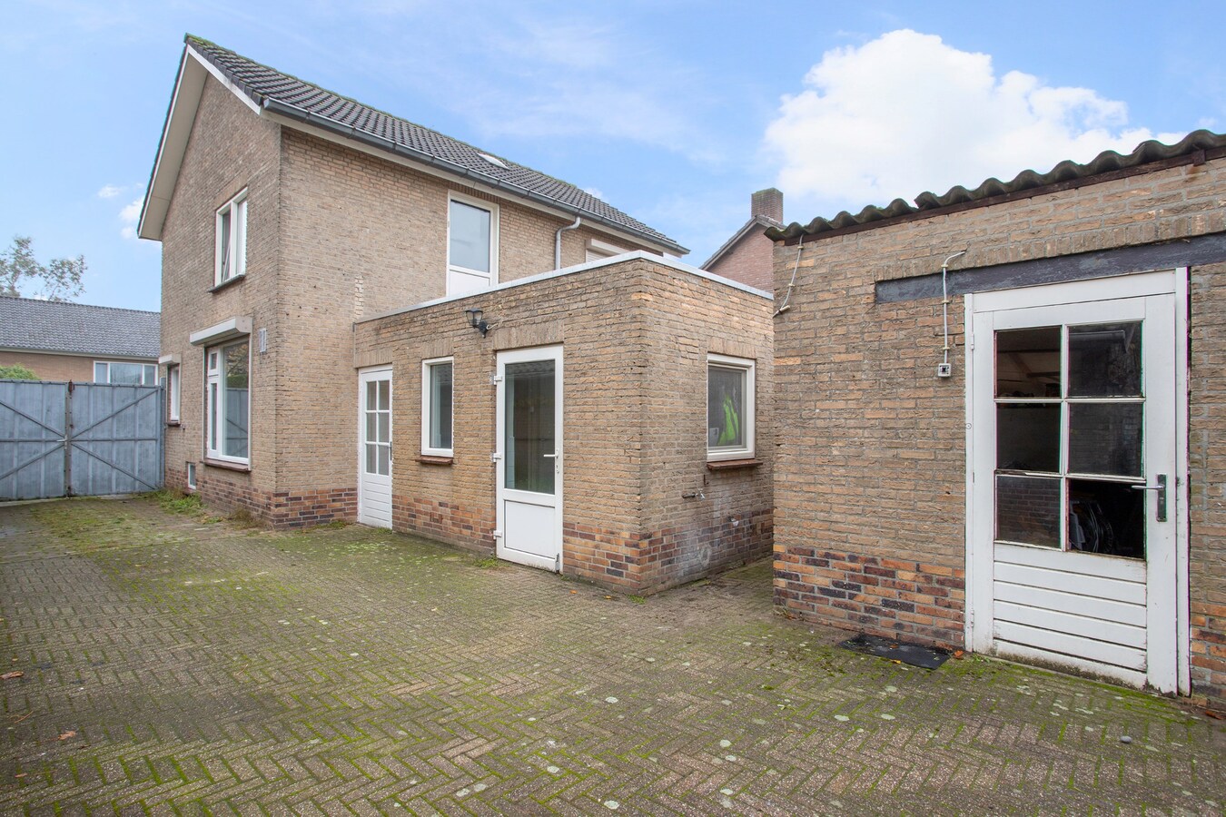 Te renoveren vrijstaande woning met vrijstaand bijgebouw gelegen in het centrum van Netersel. 