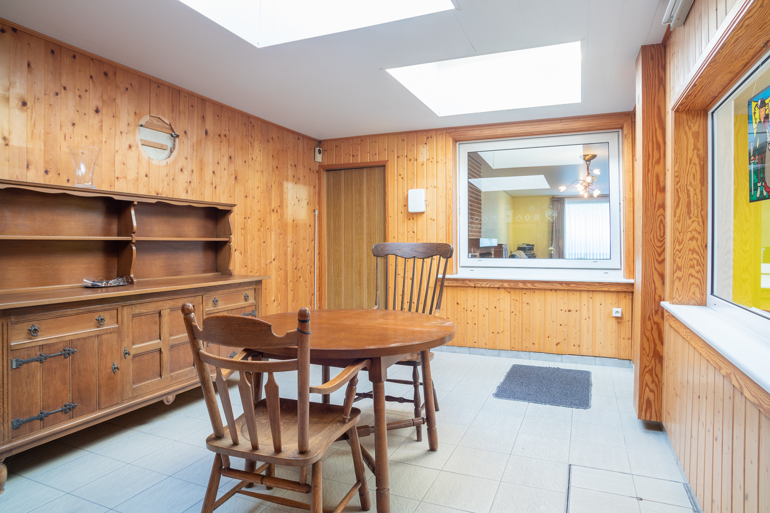 Halfopen woonhuis met grote, zonnige tuin op rustige ligging 