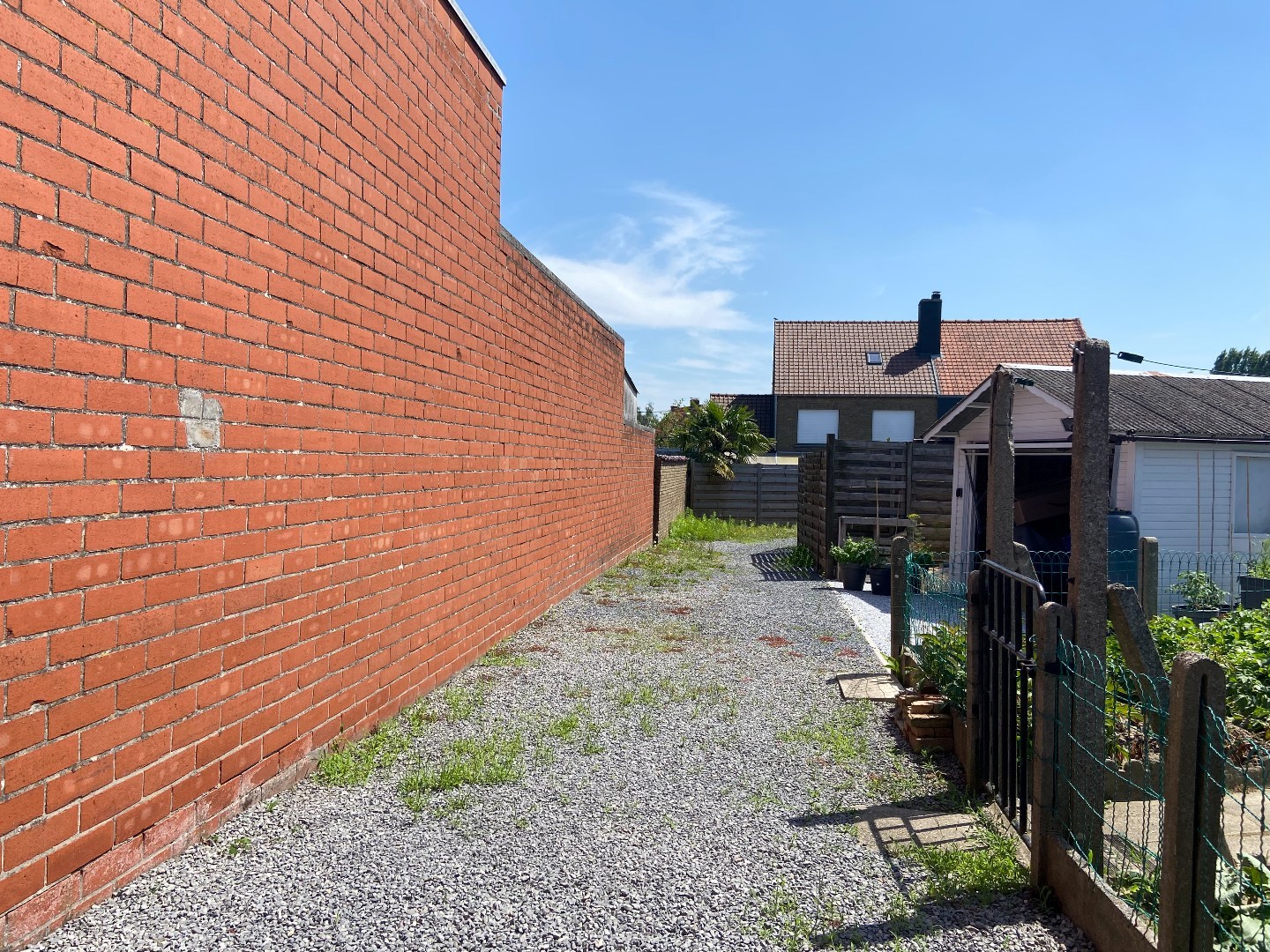 Rustig gelegen gezinswoning met tuin en garage uitweg achteraan! 
