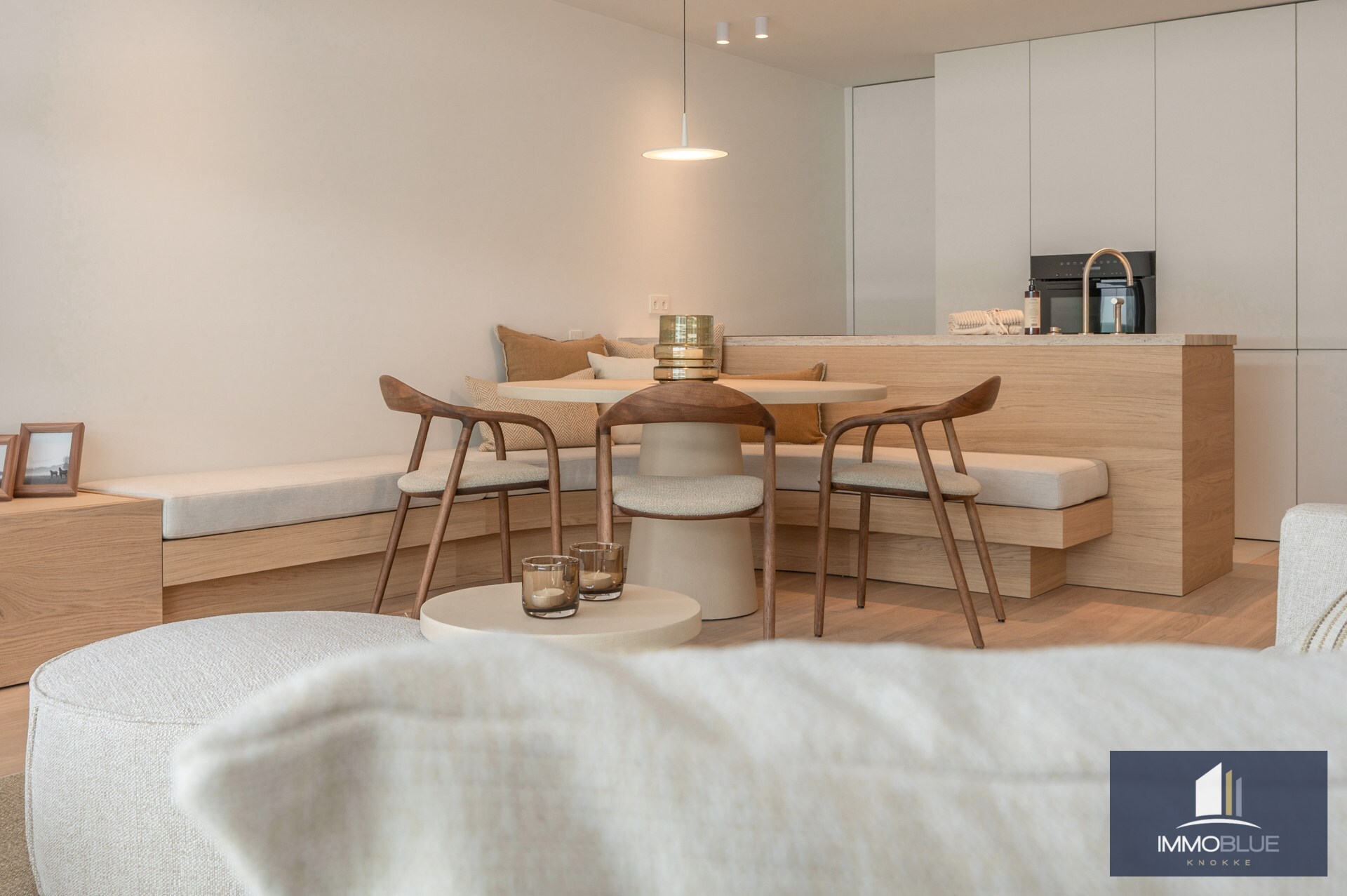 Stijlvol volledig gerenoveerd drie-slaapkamer appartement op toplocatie nabij het Lichttorenplein. 