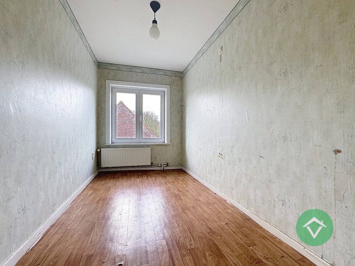 Alleenstaande woning met naastliggend stuk bouwgrond en weide te Eernegem 