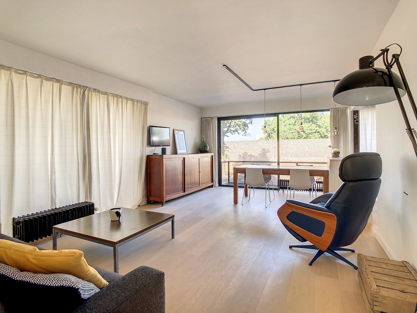 Goed gelegen gerenoveerd appartement met twee ruime slaapkamers, terras (25 m²) en garagebox - bewoonbare oppervlakte 73 m² 