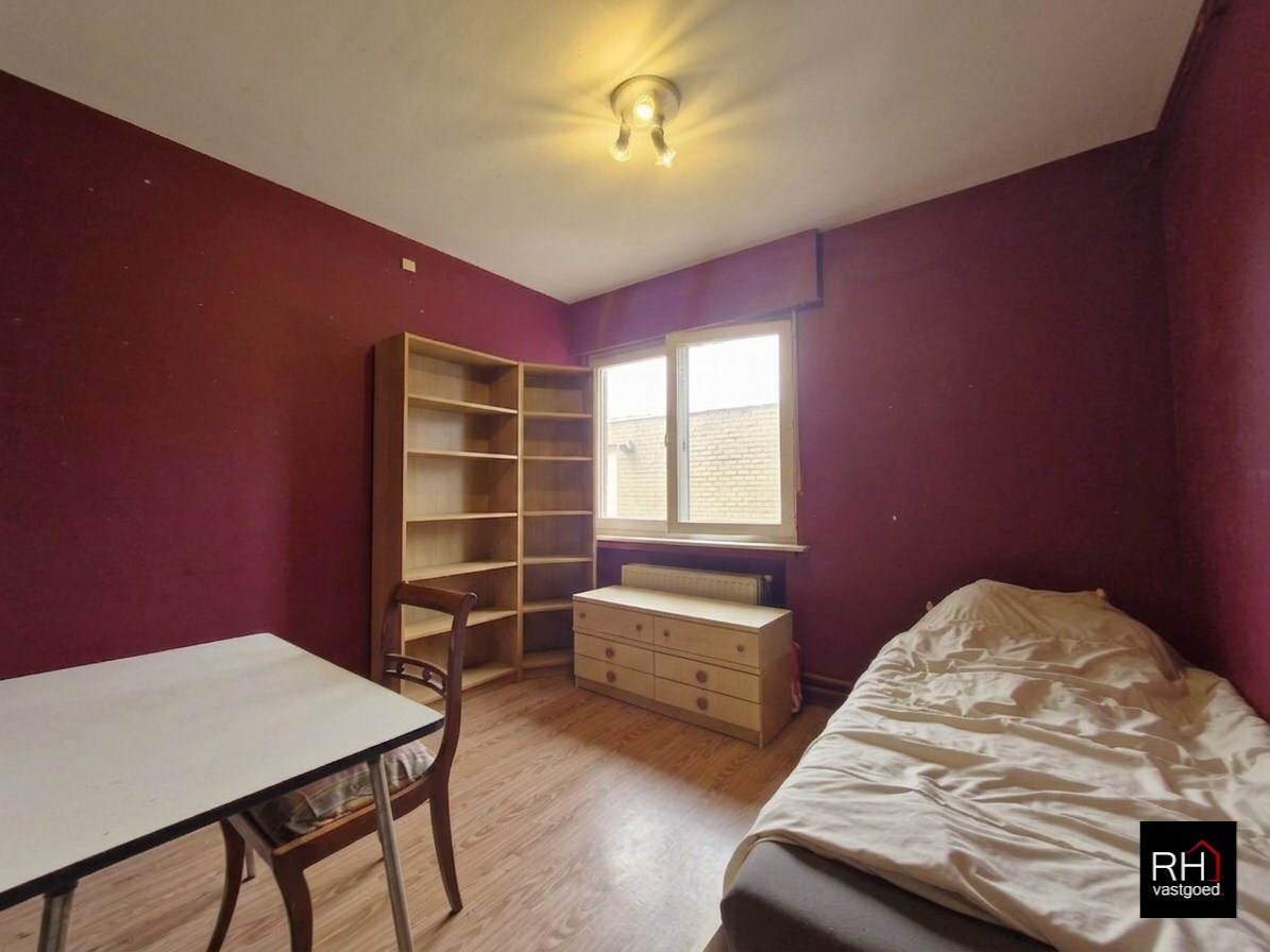 Ruim te renoveren appartement met garage in het hart van Heist. 