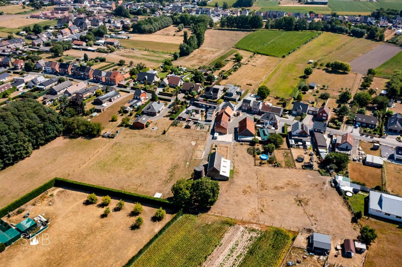 Hedendaagse woning met diverse bijgebouwen op 8.255m² 