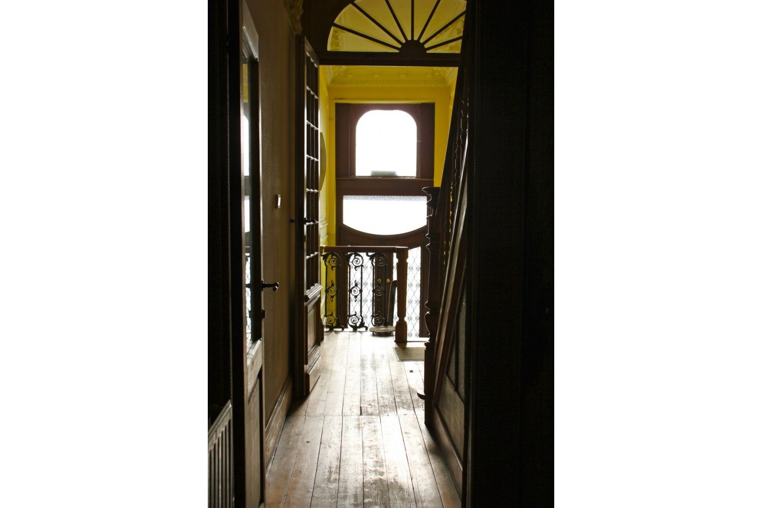 Indrukwekkend herenhuis met verschillende woonmogelijkheden op toplocatie! 