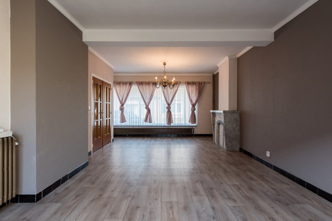 Hedendaagse woning met loods en bijgebouwen op 2.200 m² 