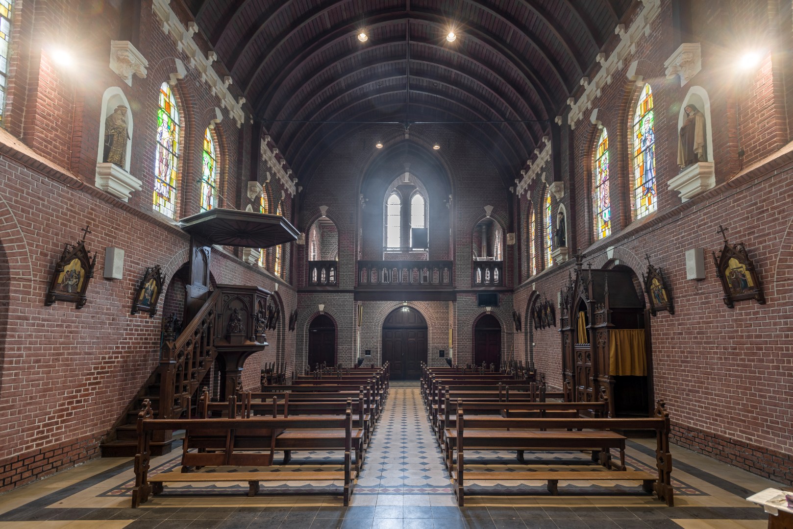 Zicht kerk vanaf altaar