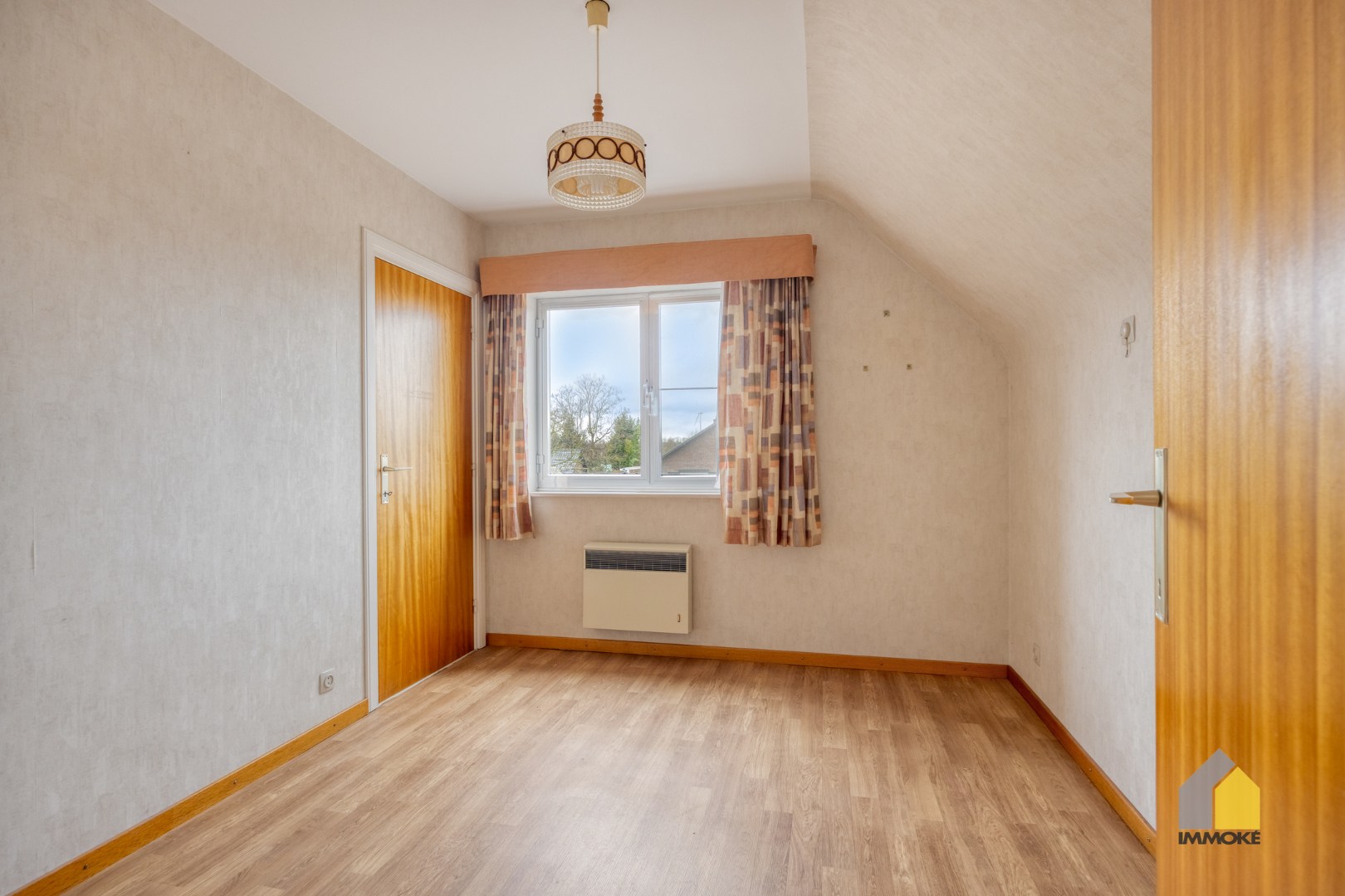 Neeroeteren: Op te frissen, vrijstaande woning op 8 a 26 ca met 5 slpks. 