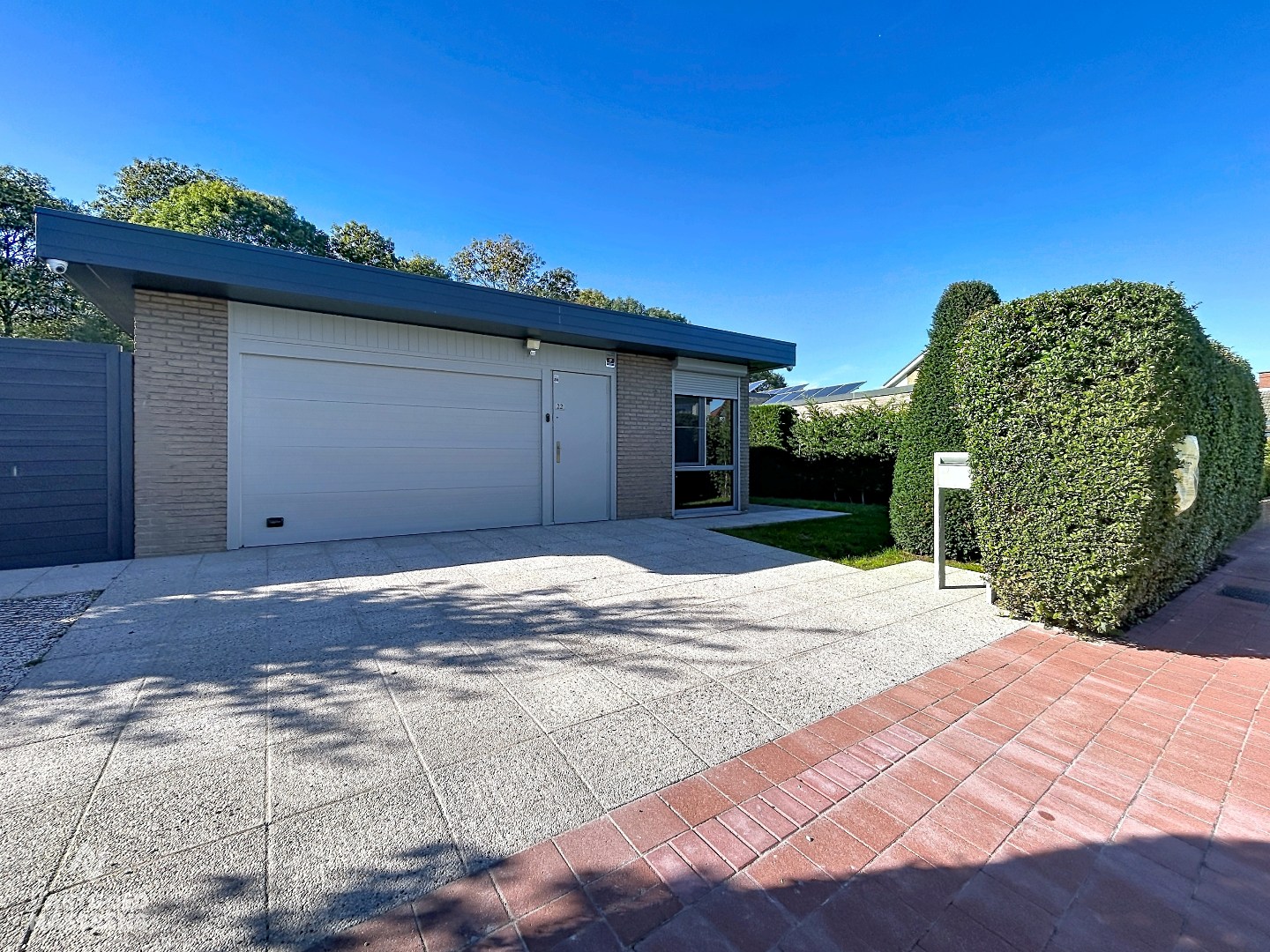 RUIME BUNGALOW MET TUIN EN GARAGE 