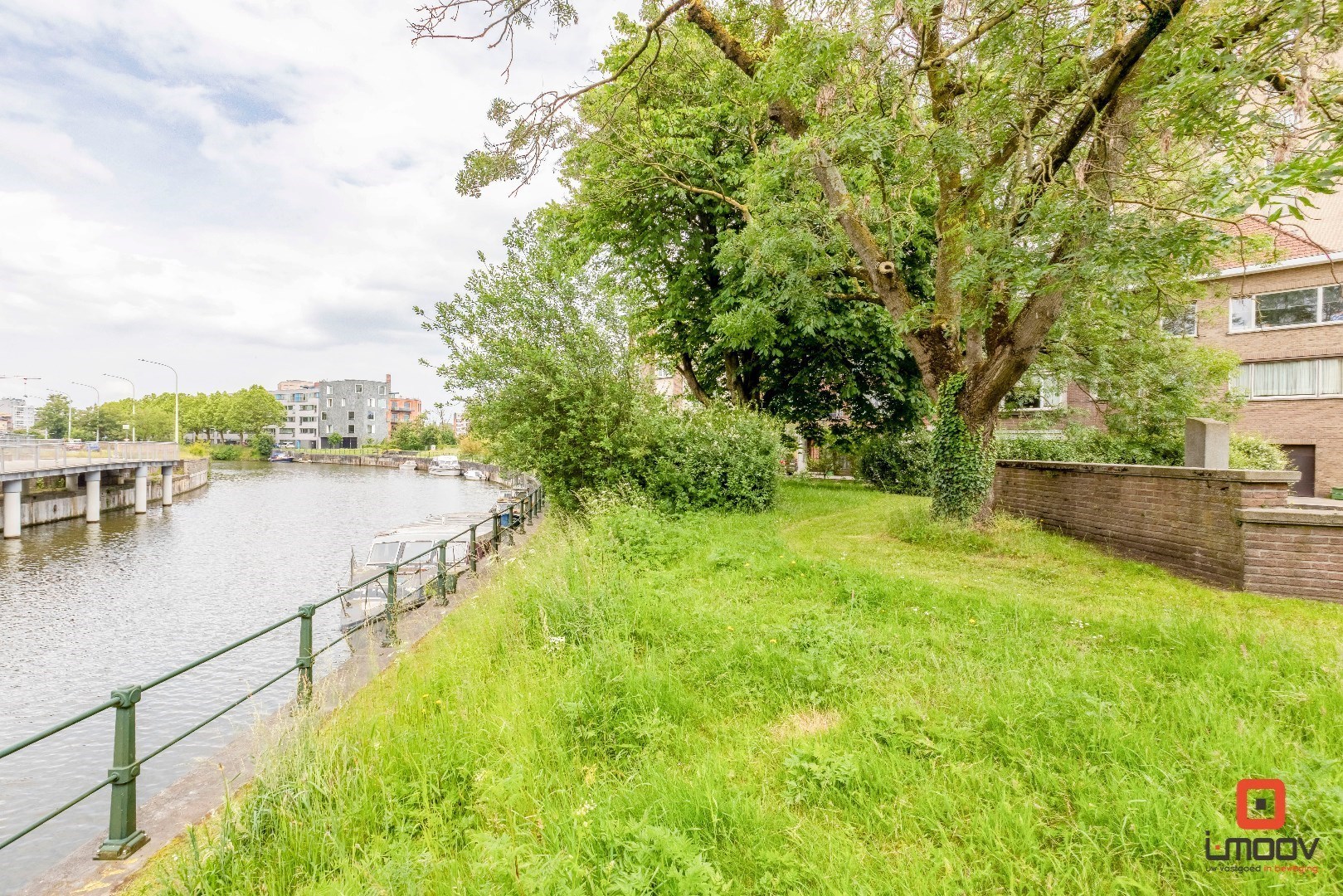 Ruim en lichtrijk drieslaapkamerappartement met prachtig zicht op het water en het groen! 