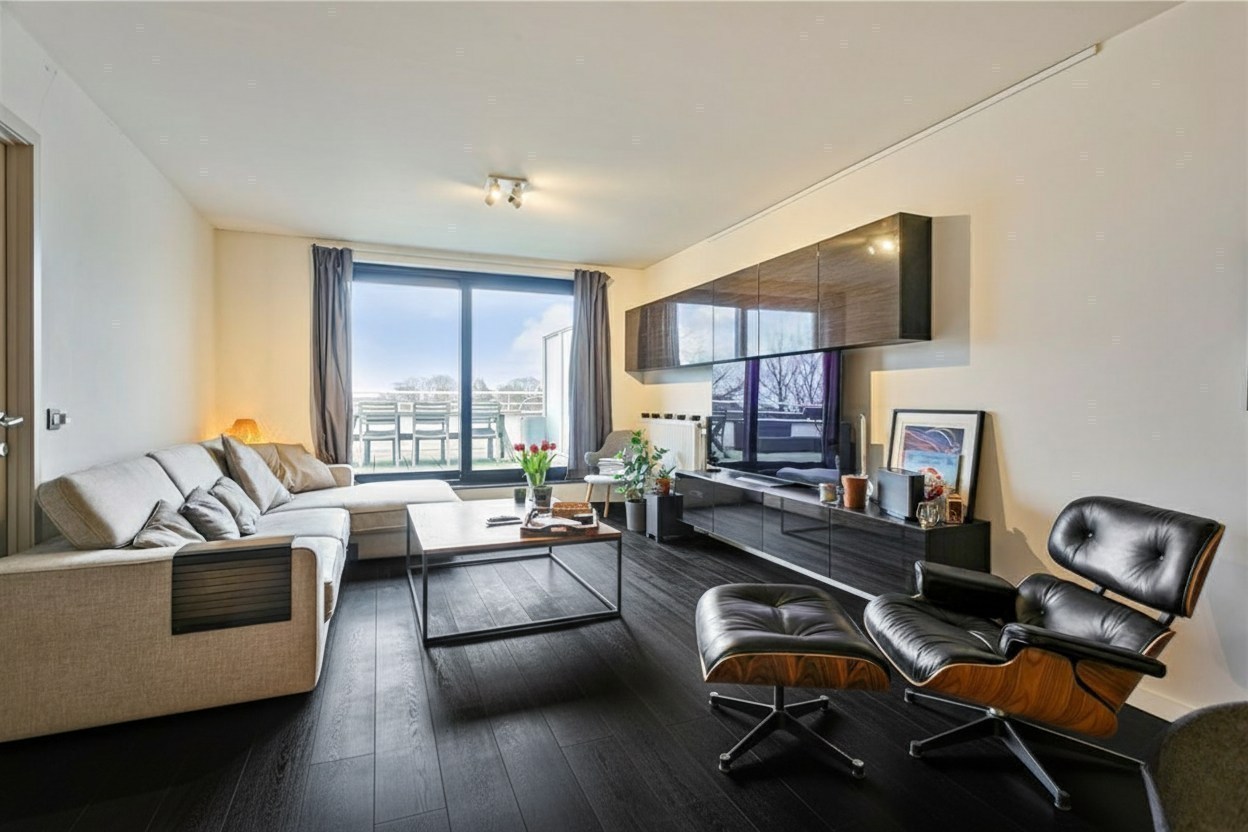 Lichtrijk en modern tweeslaapkamer appartement met groot terras in Oostakker 