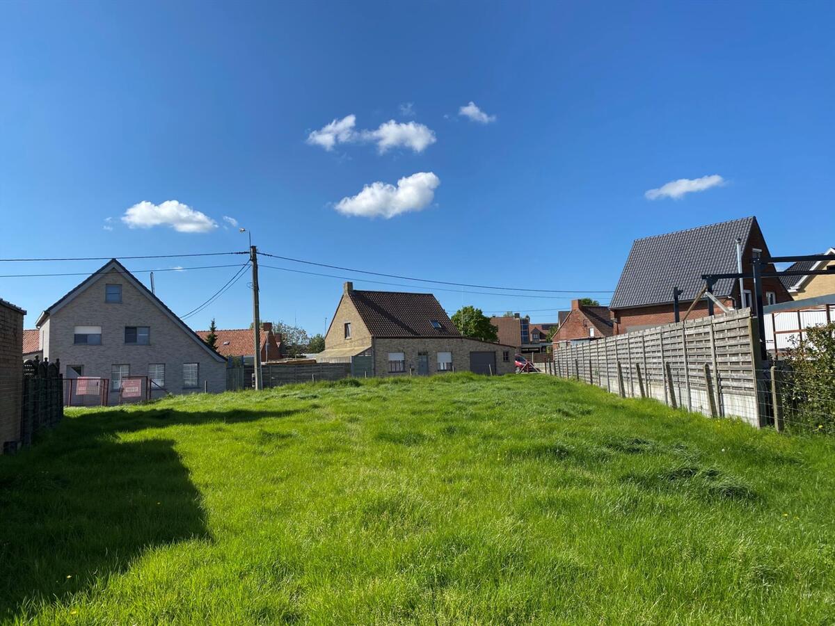 Zongericht perceel bouwgrond (785m²) met achterliggende landbouwgrond (8050m²) 