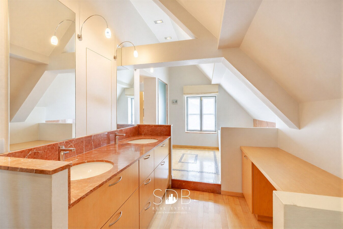 Landelijke villa met bijgebouwen en graslanden op 23.740m² 