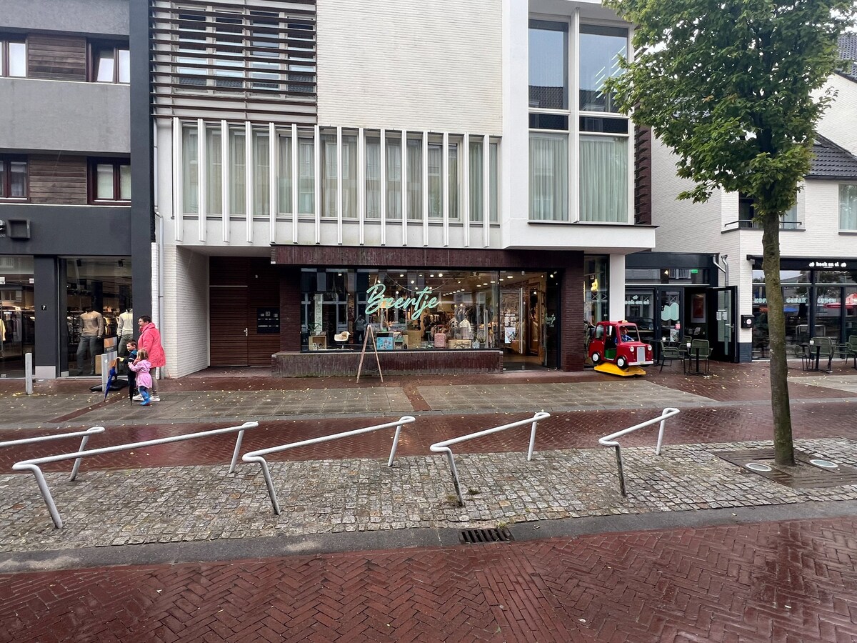 Verhuurde winkelruimte te koop in centrum Bladel. Ideaal als beleggingsobject! 