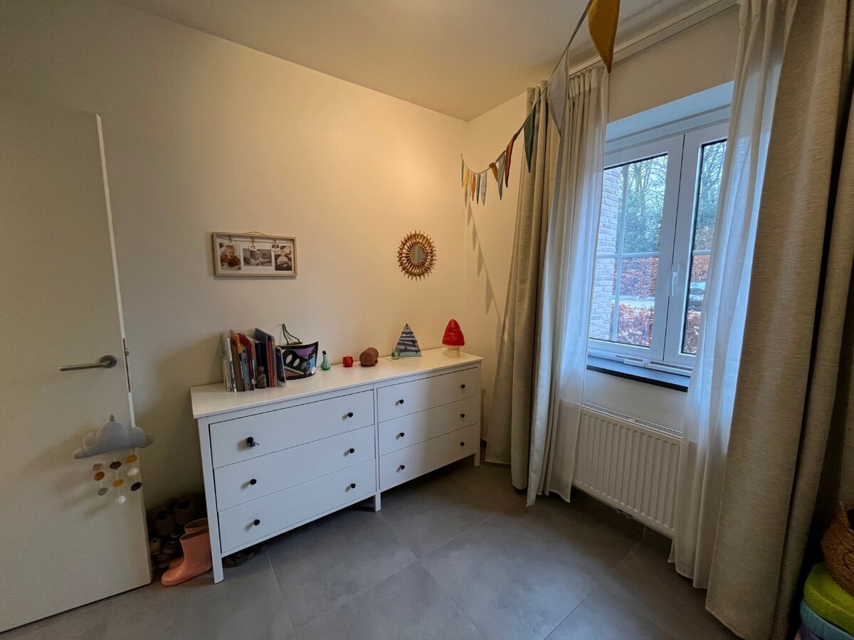 Recent, gelijkvloers 2-slpk-appartement 