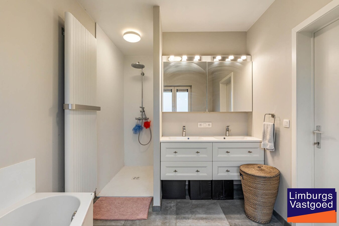 Landelijk gebouwencomplex voor paardenhouderij, op ong. 3ha 50a met stallen, weides/paddock, binnen-en buitenpiste, en woning. 