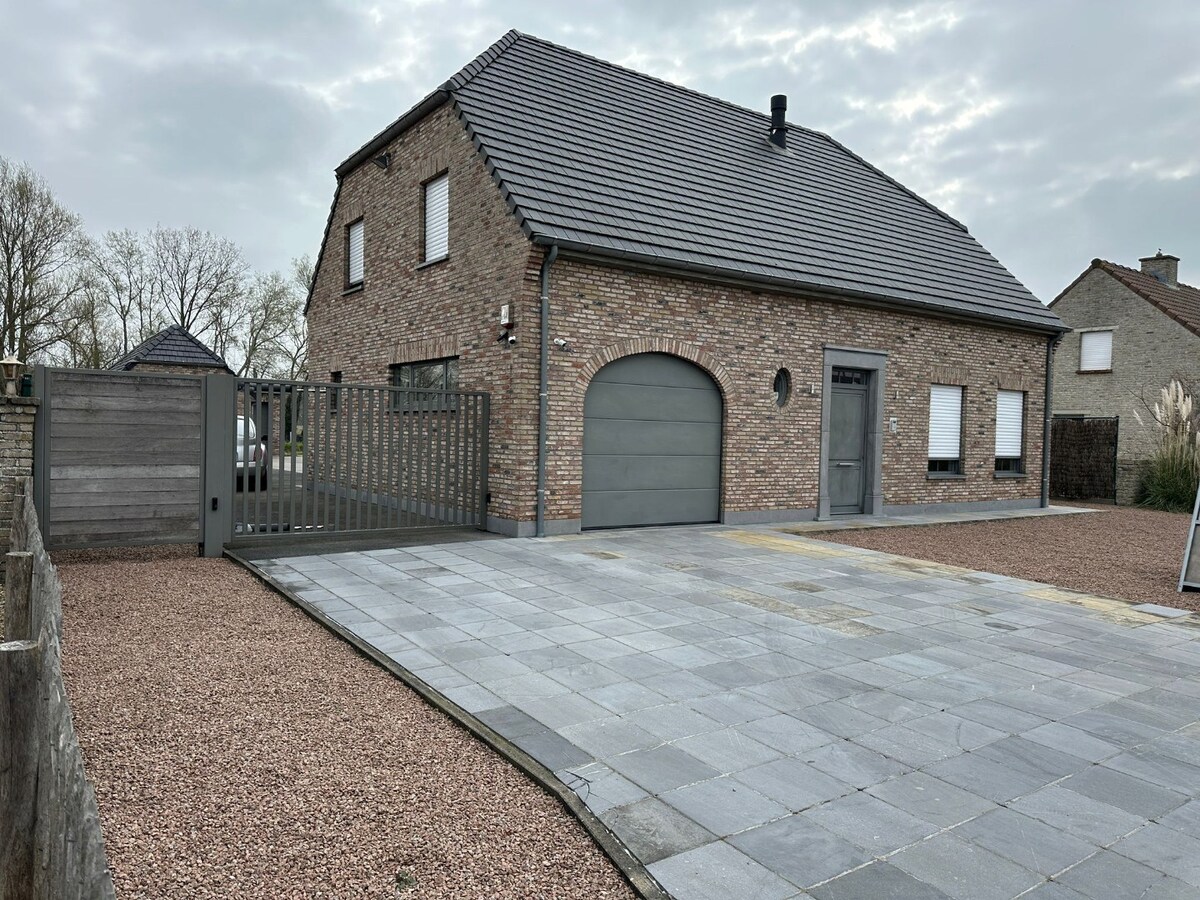 Alleenstaande woning met 3 slaapkamers, 3 garages en veel parkeermogelijkheid! 