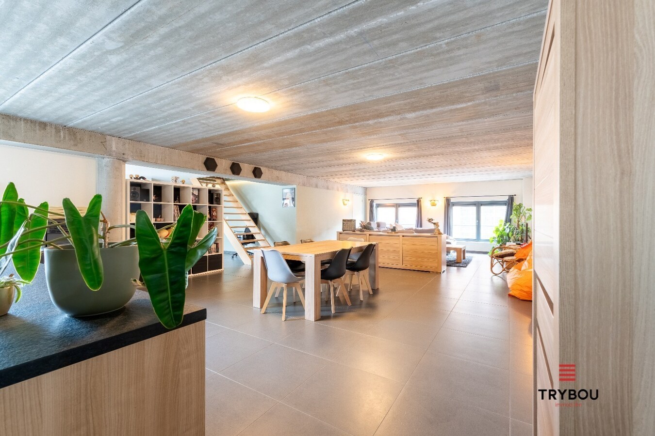 Uitzonderlijk ruime industriële duplex met ruim terras in centrum Roeselare 